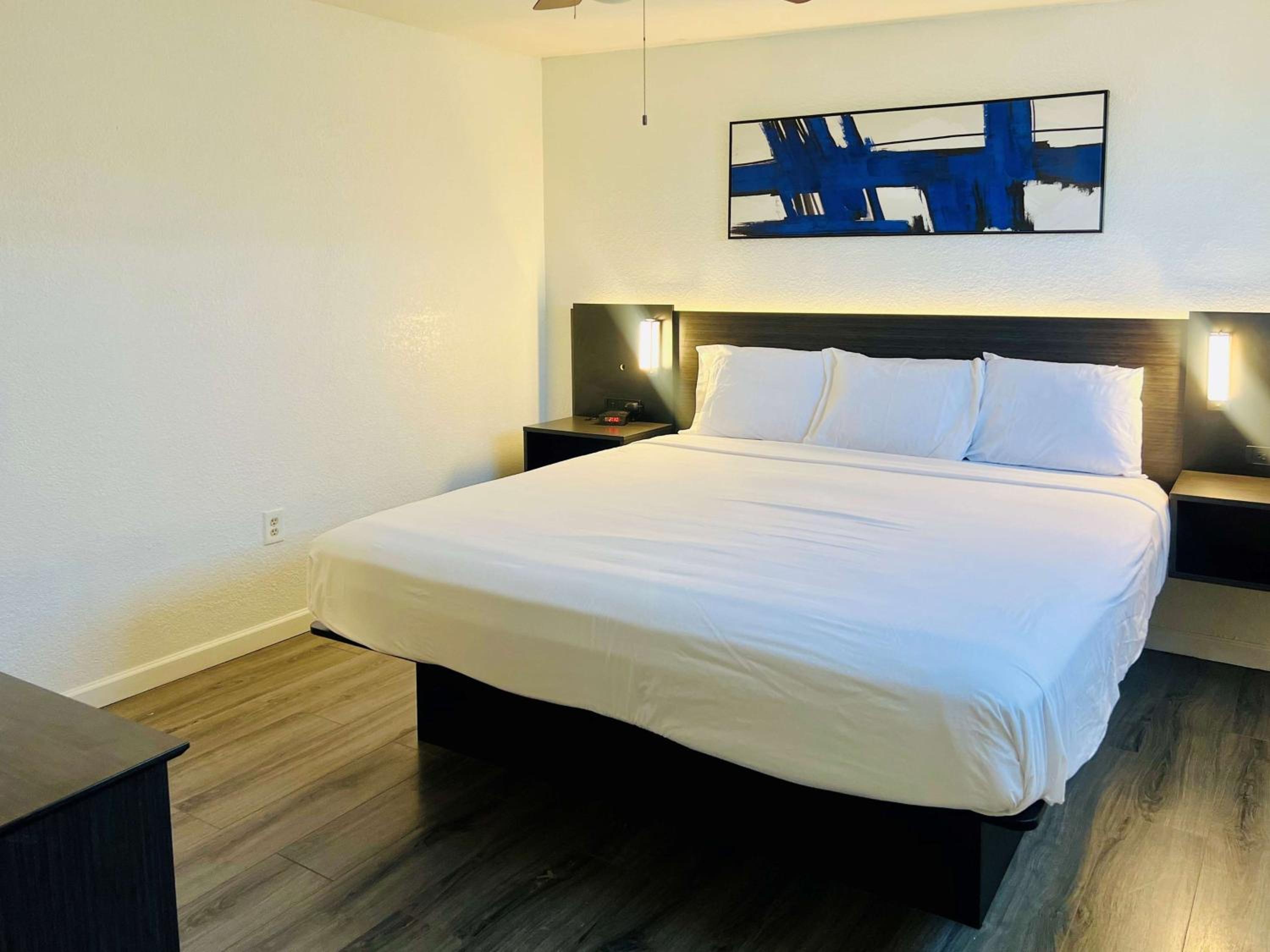 1 Queen Bed | Suite, Non-Smoking, Kitchen - Photo 9