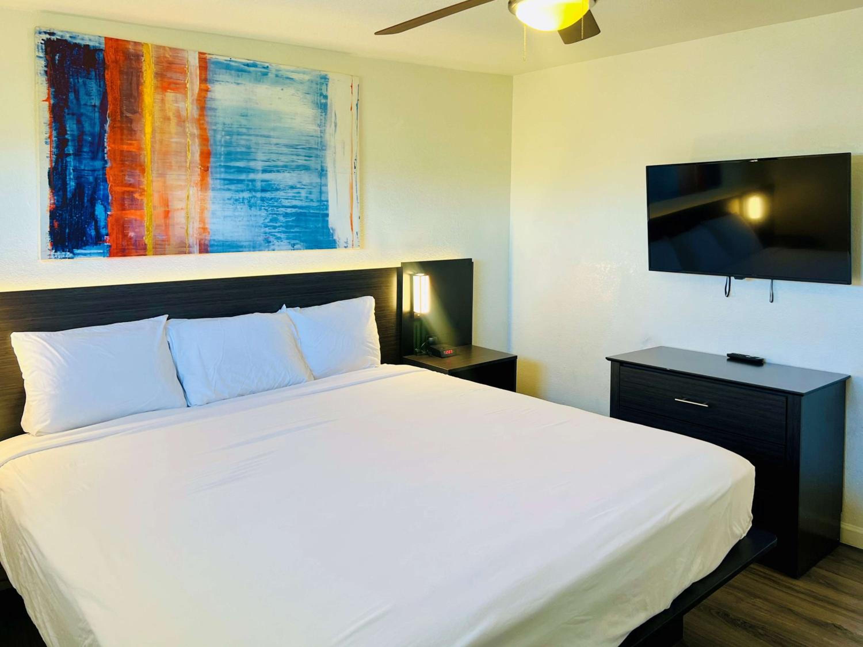 1 King Bed | Non-Smoking, Kitchen - Photo 9