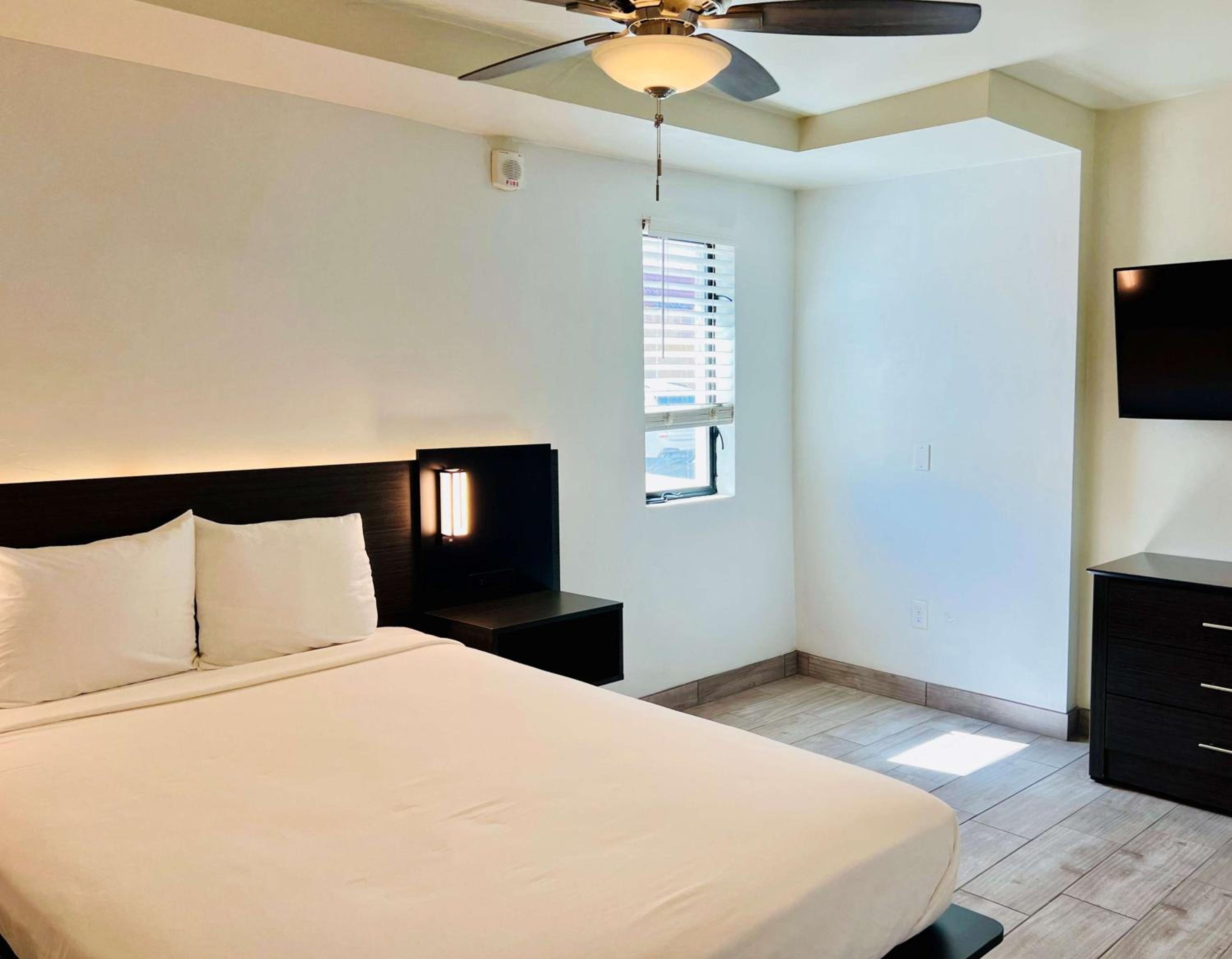 1 King Bed | Non-Smoking, Kitchen - Photo 1