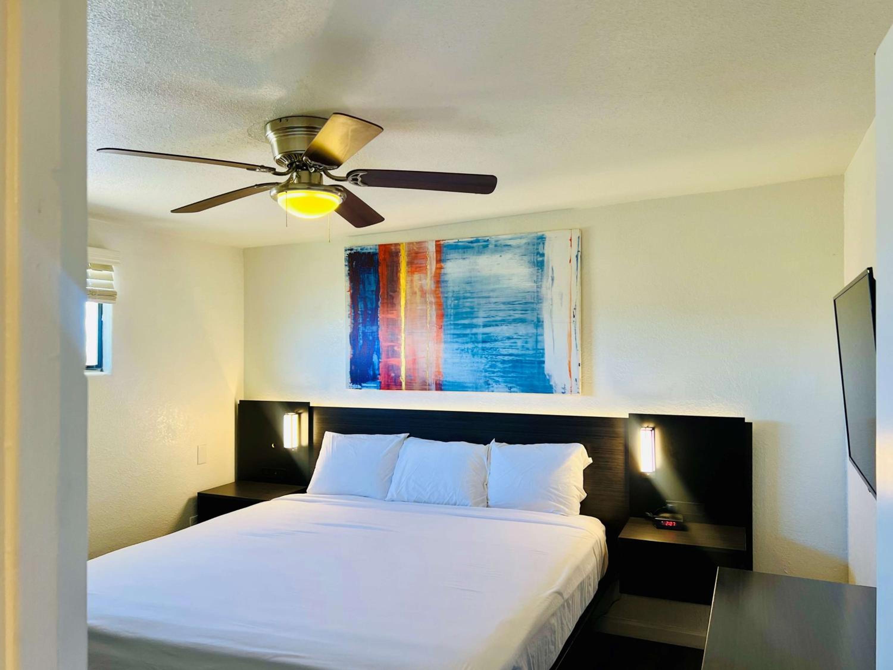 1 Queen Bed | Suite, Non-Smoking, Kitchen - Photo 8