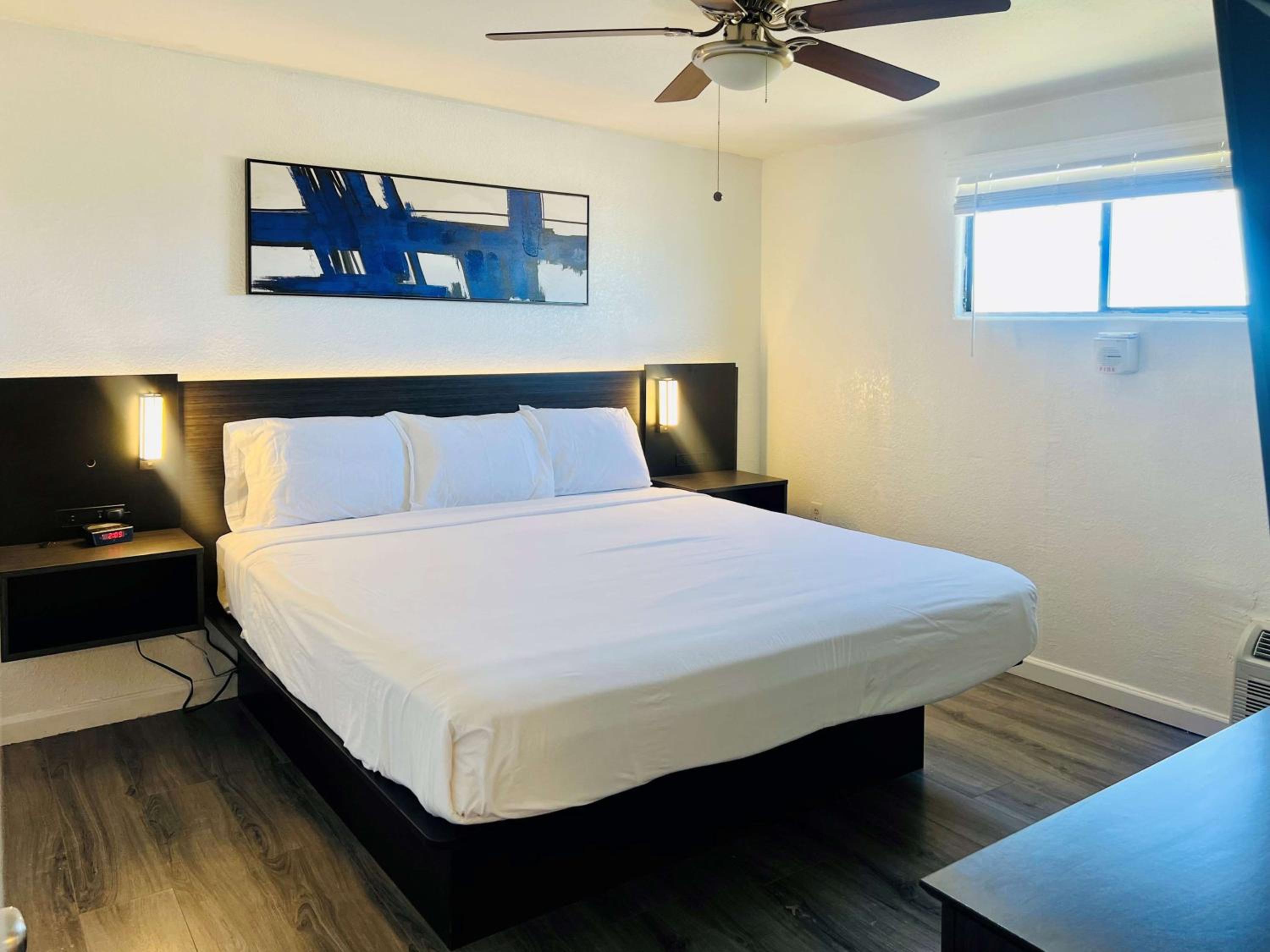 1 King Bed | Non-Smoking, Kitchen - Photo 7