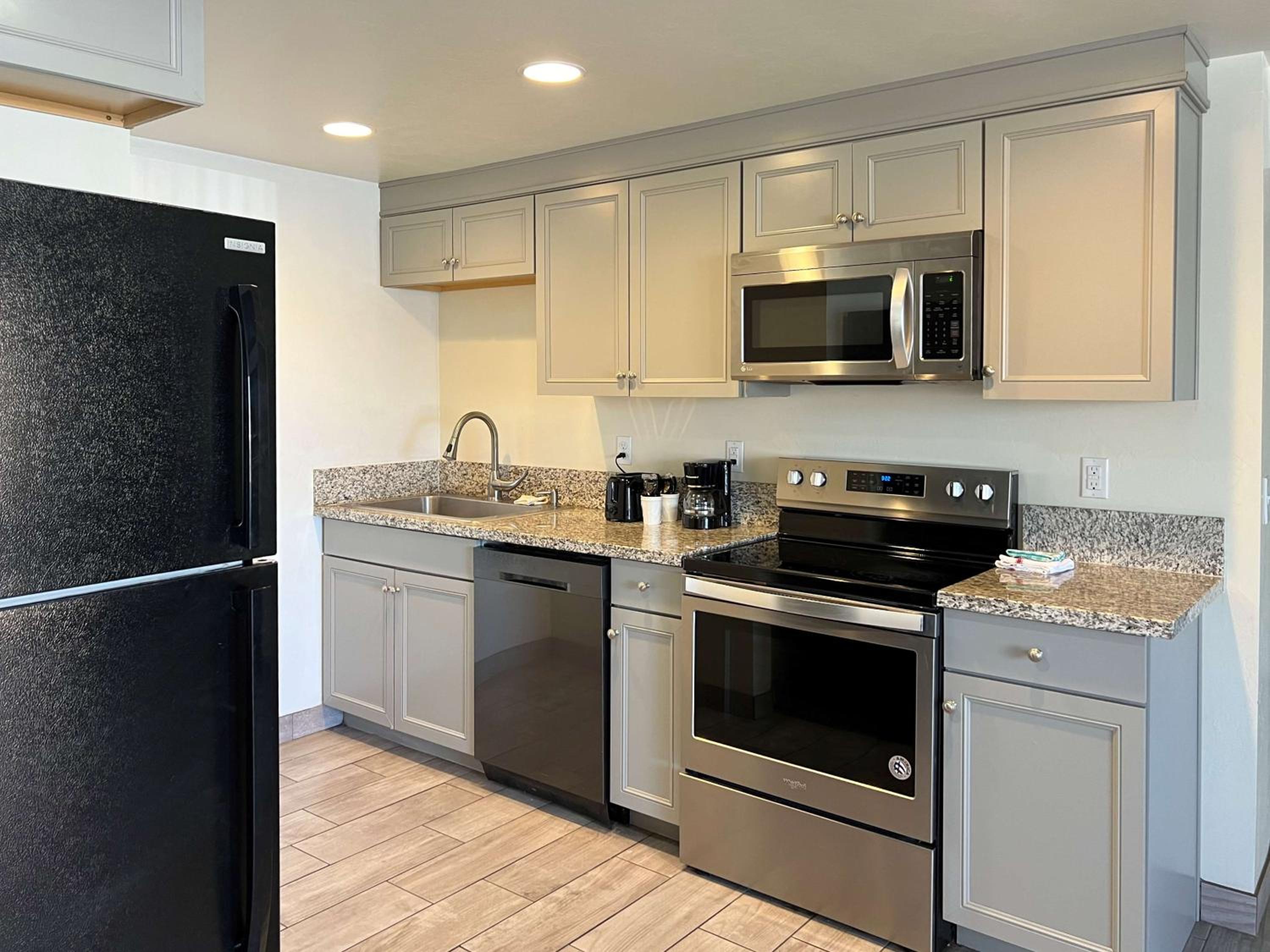 1 King Bed | Non-Smoking, Kitchen - Photo 6