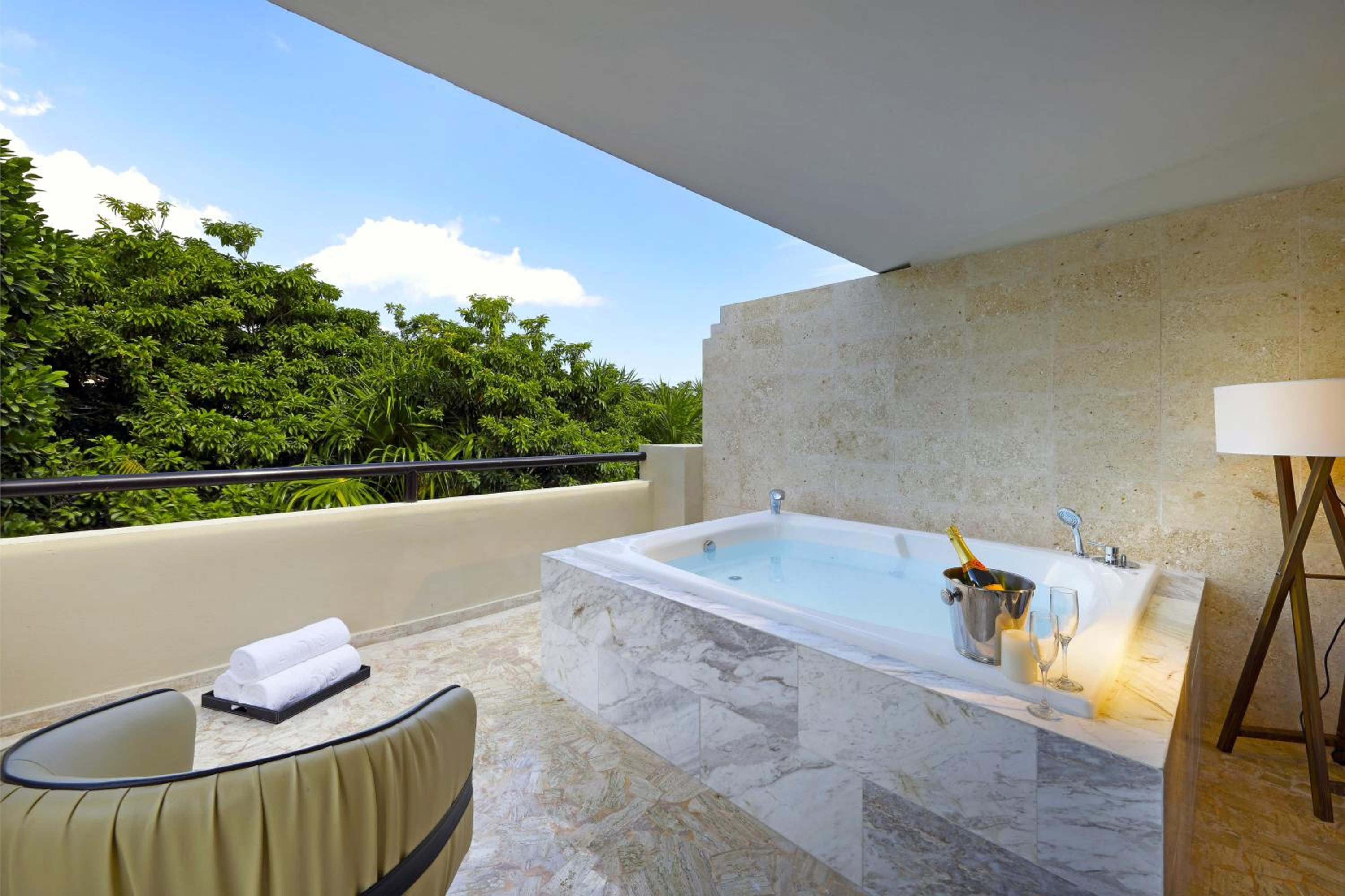 Junior Suite Jacuzzi Terrace Poolside thumbnail 5