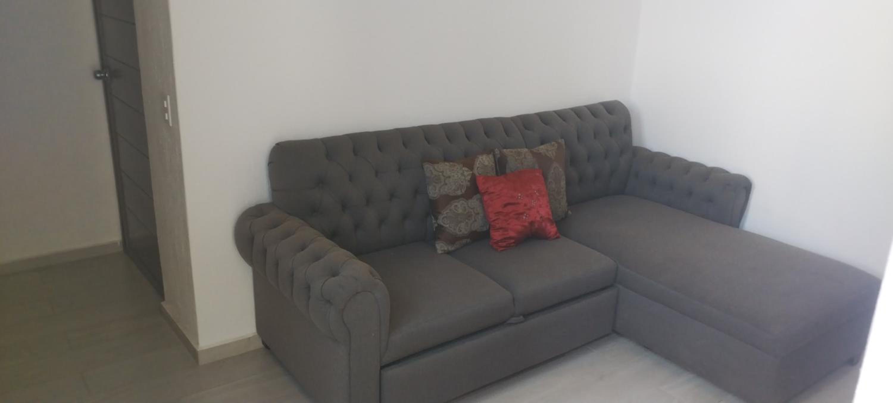 Six-Bedroom House photo 3