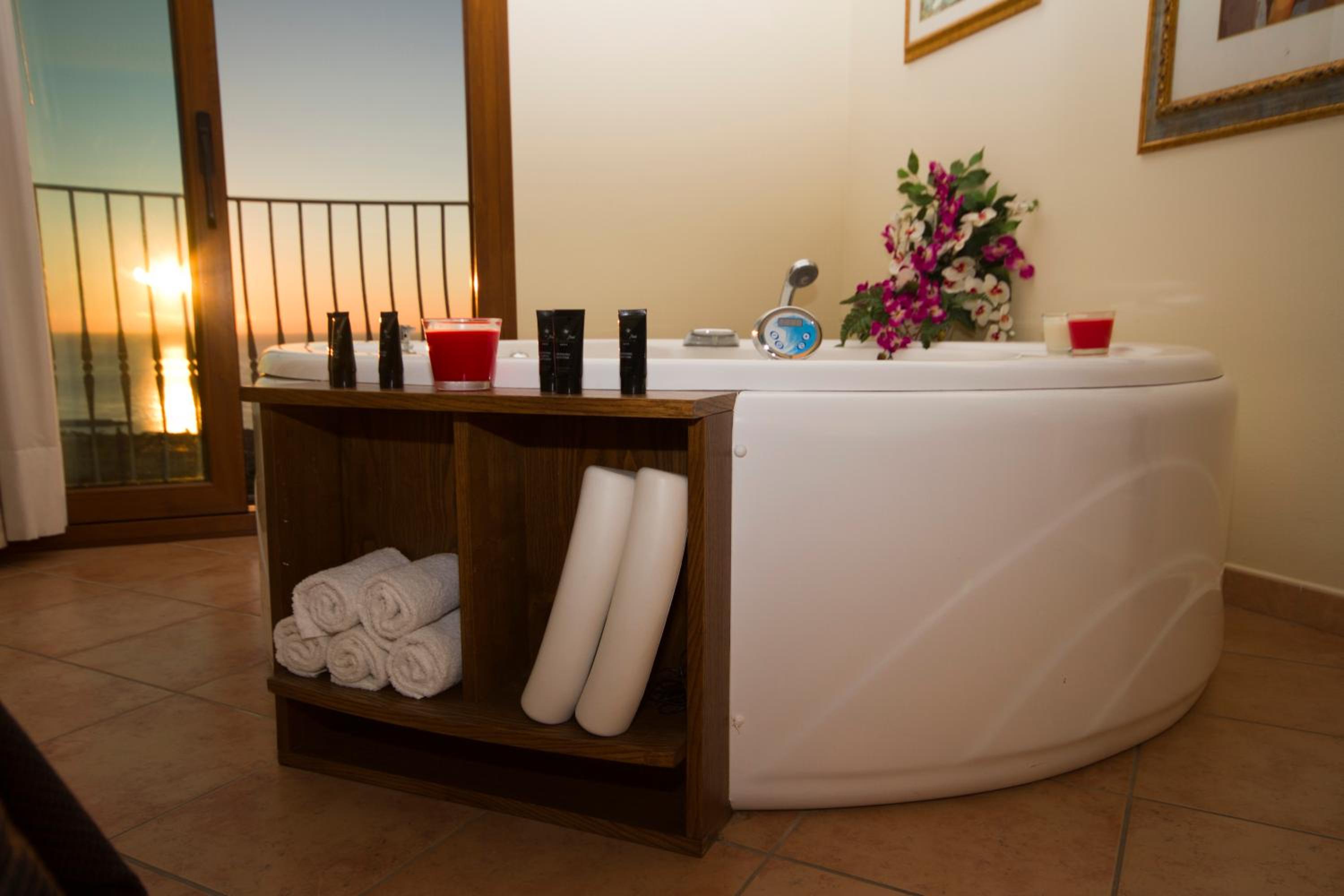 Double Room with Spa Bath photo 2