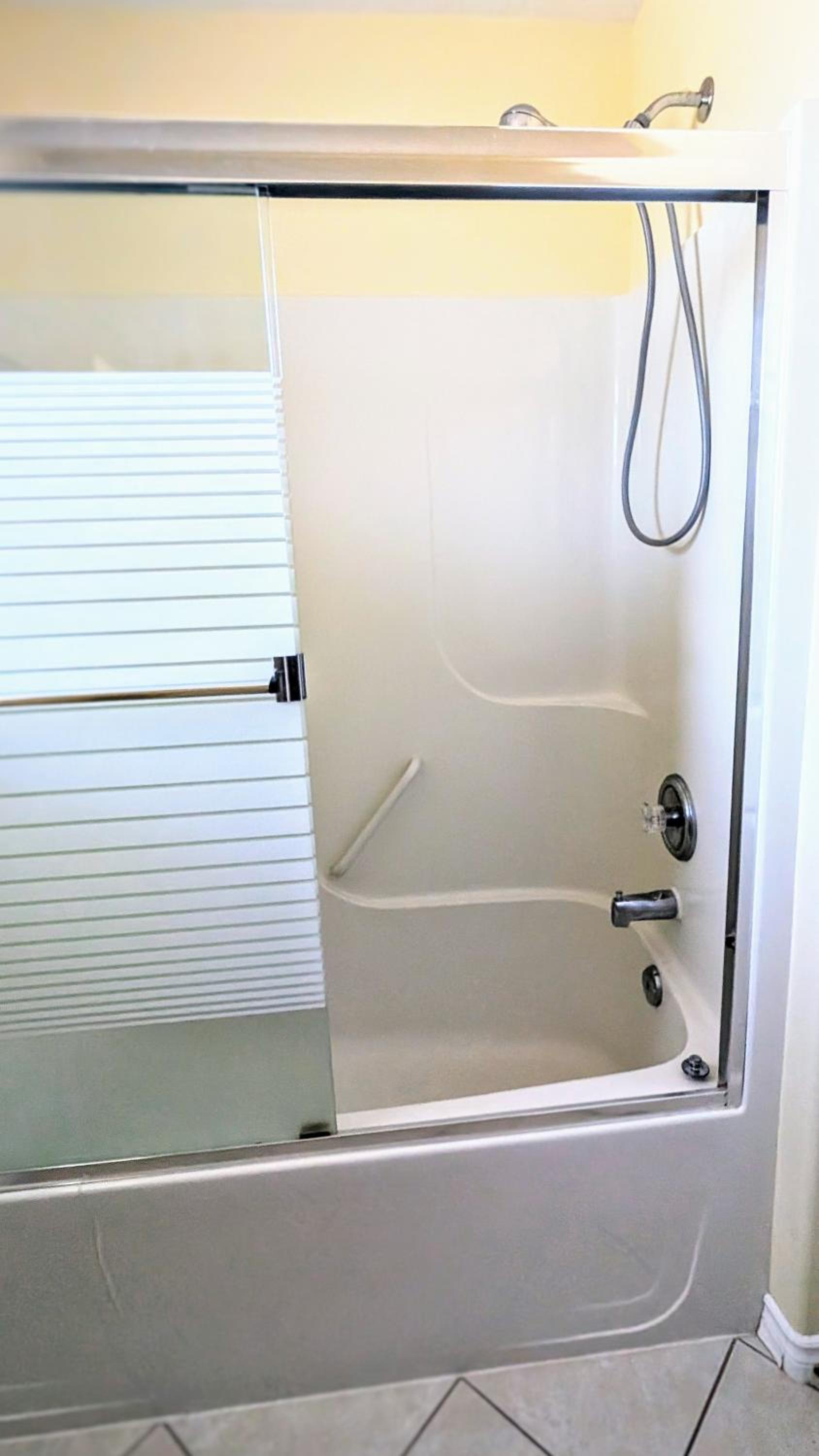 Queen Room With Shared Bathroom photo 3