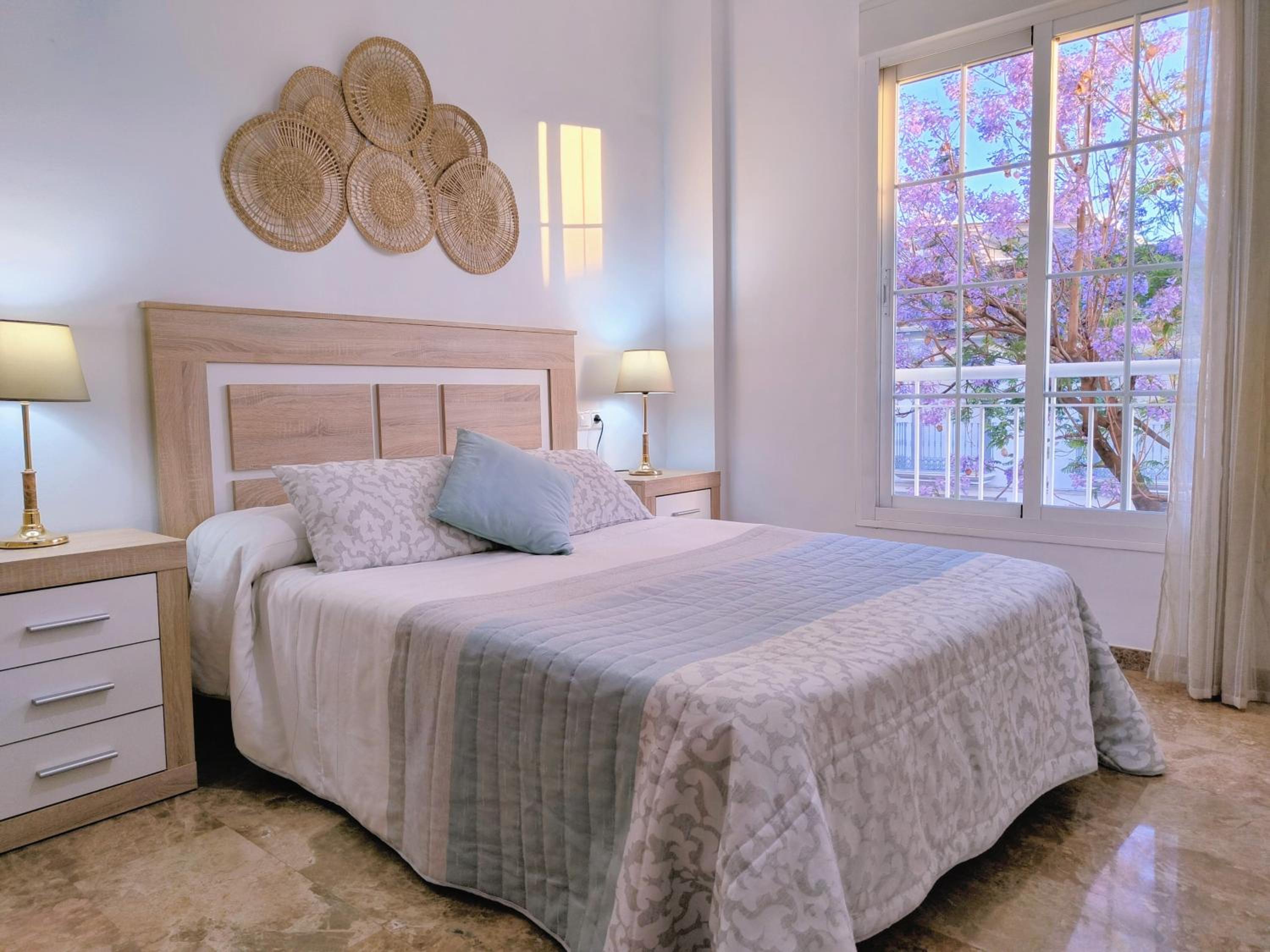 Apartamento de tres habitaciones con balcón