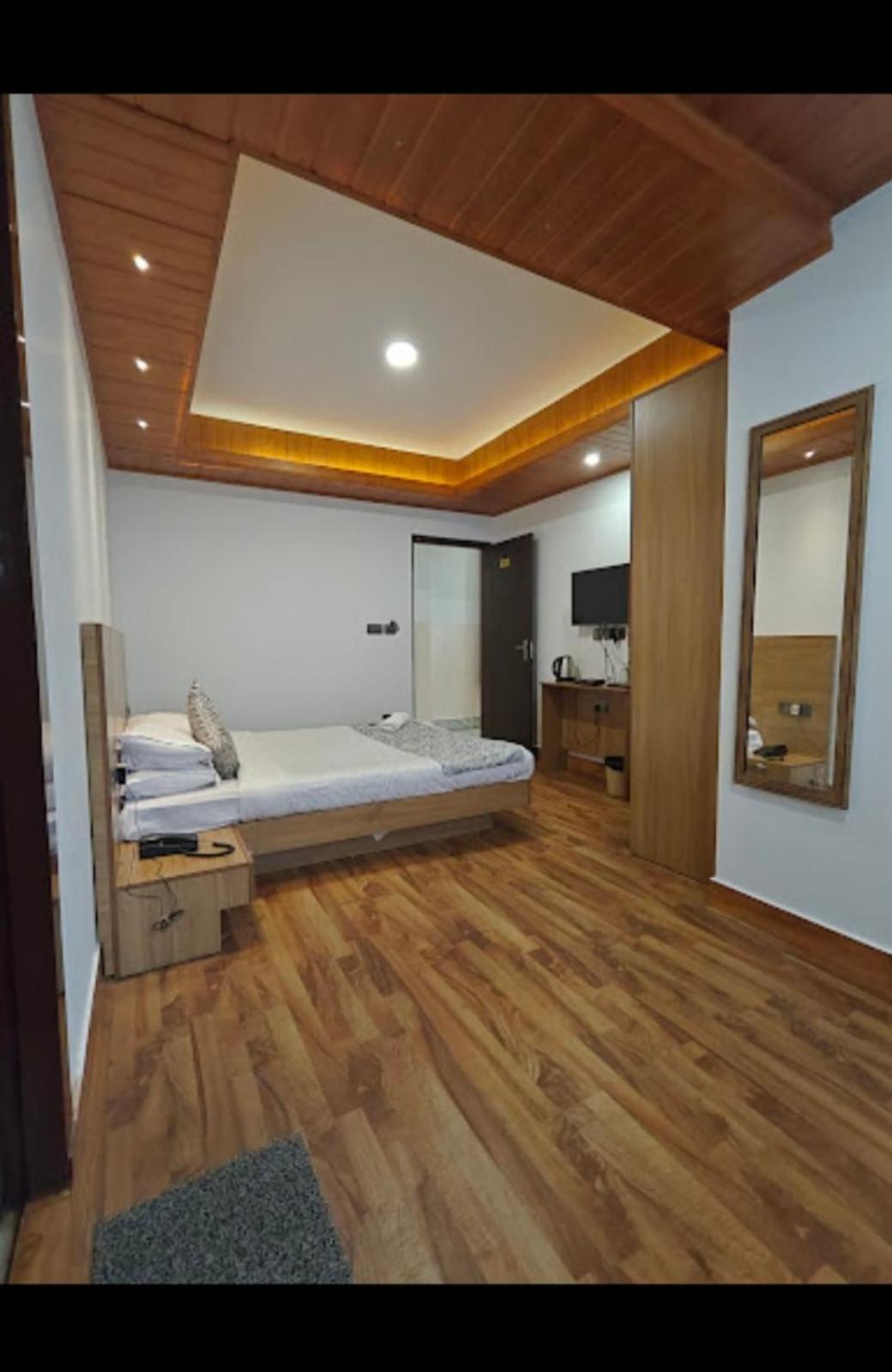 Deluxe Double Room (2 Adults + 1 Child)