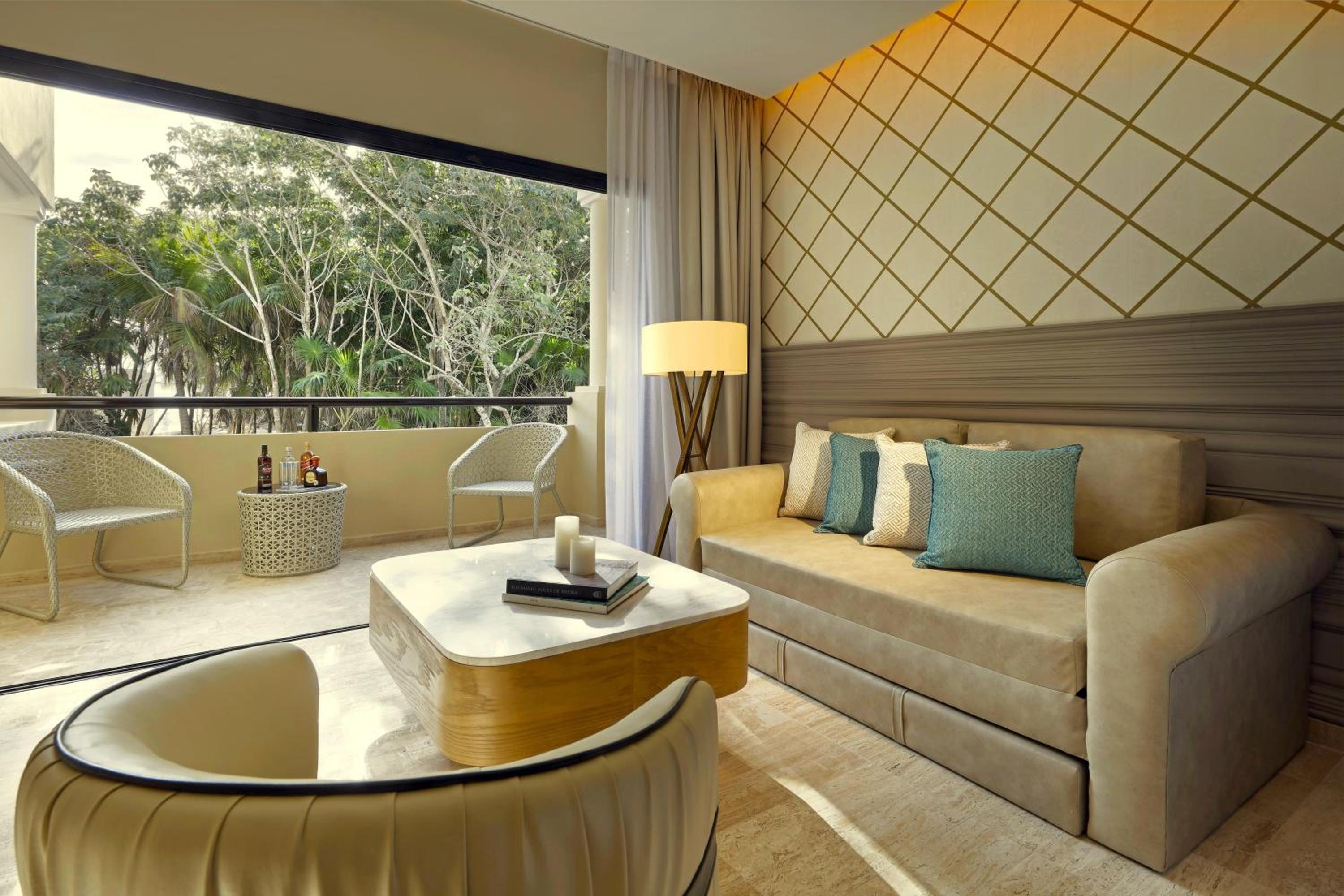 Suite Poolside thumbnail 5