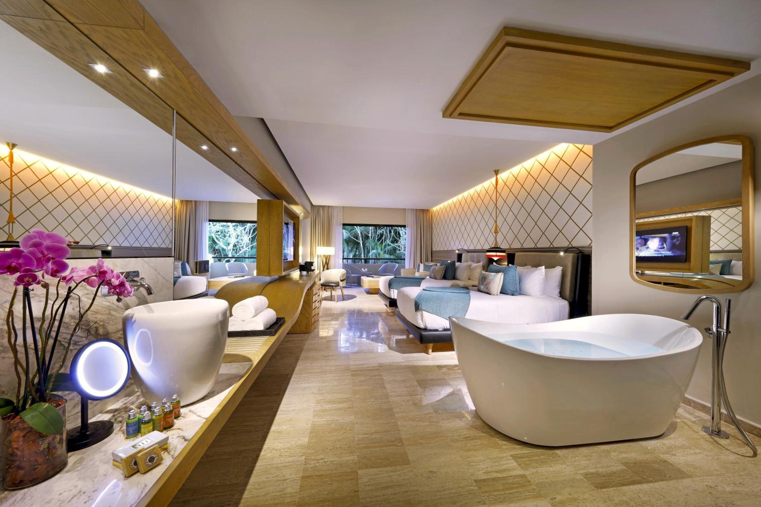 Junior Suite Poolside