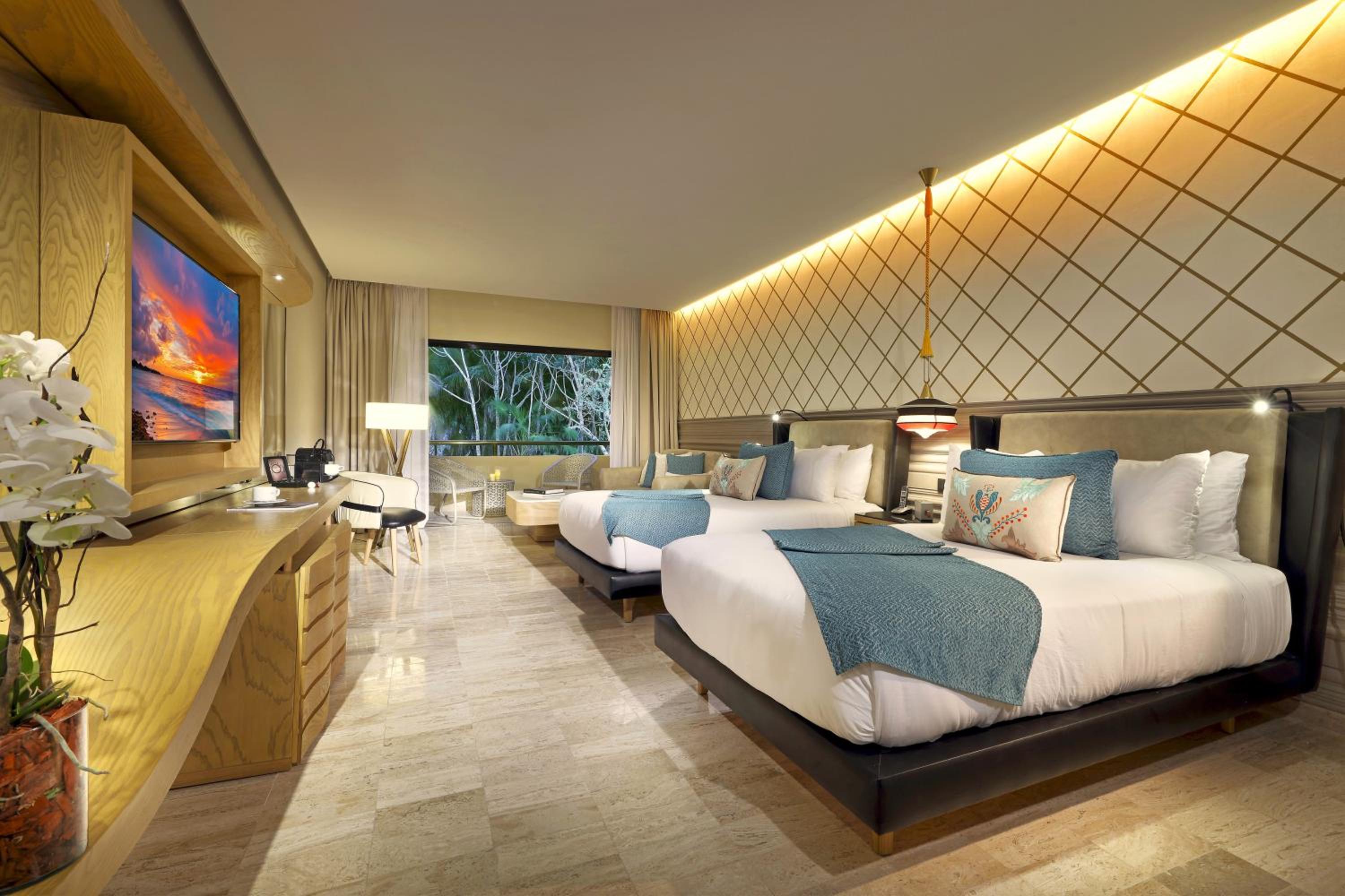 Junior Suite Poolside