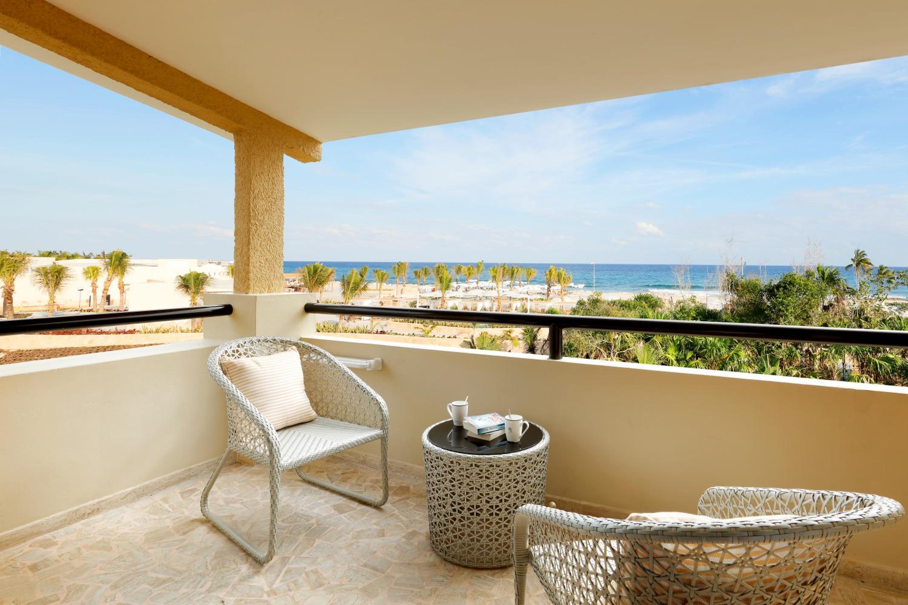Junior Suite Poolside Ocean View thumbnail 5