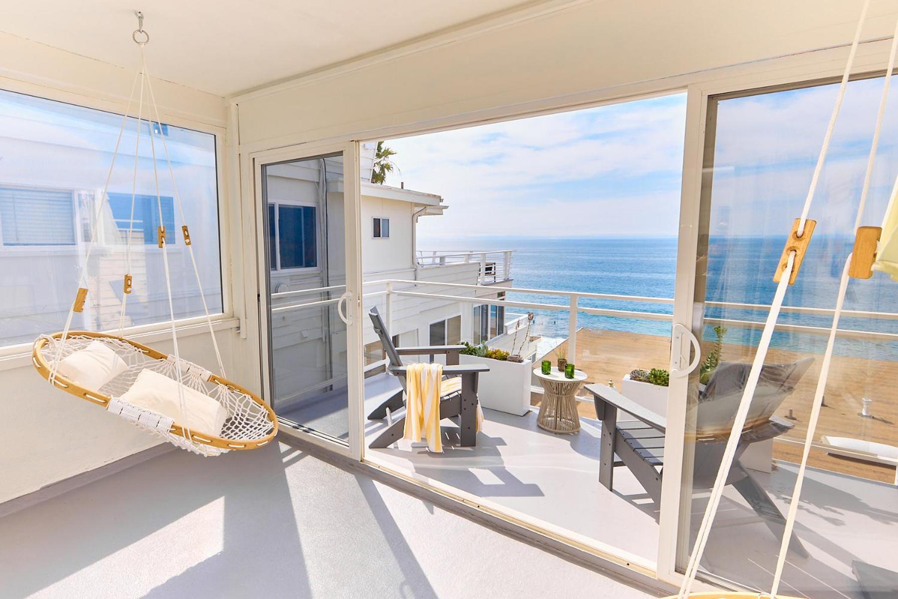Peaceful Ocean View King Room with Balcony photo 3