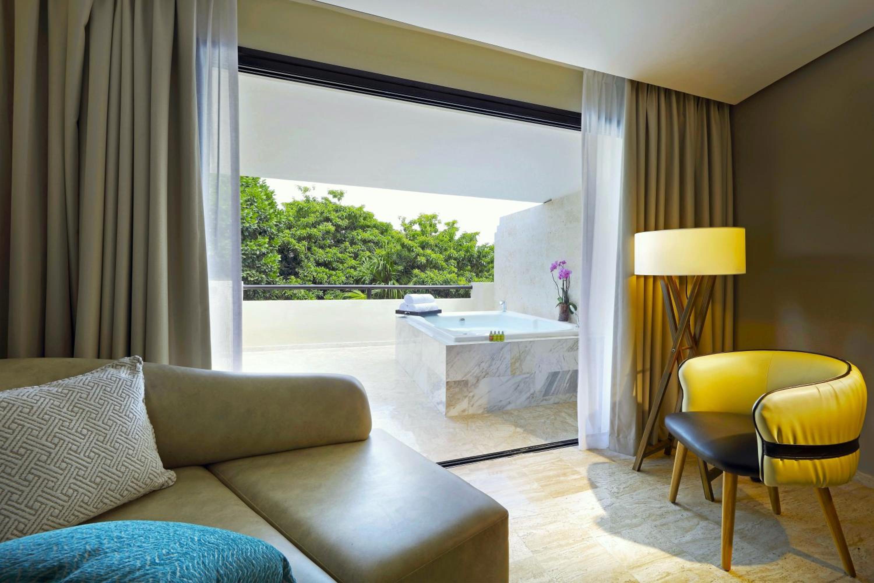 Suite Jacuzzi Terrace Poolside