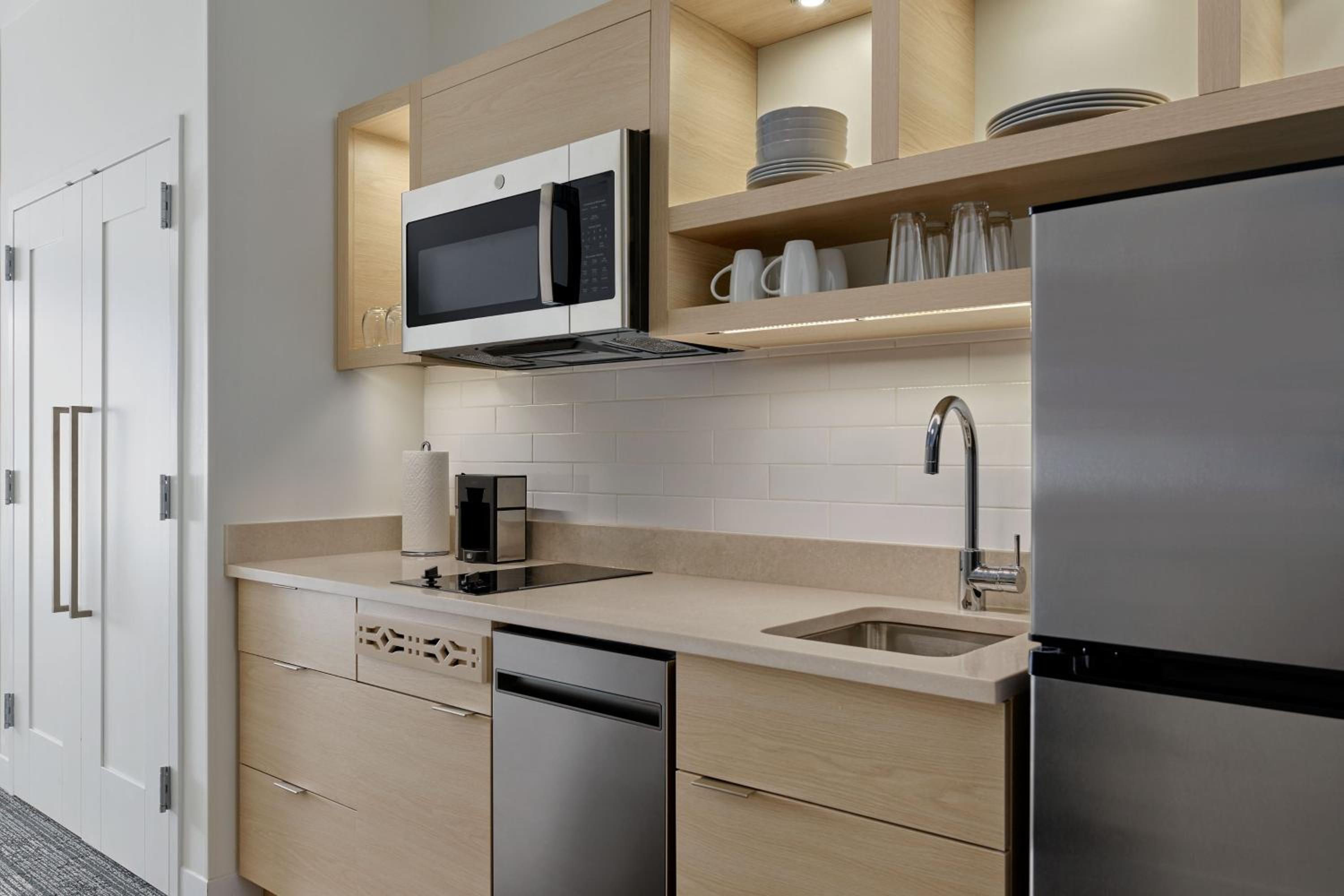 Top Floor, Studio, 2 Queen, Mountain view (Mobility &amp; Hearing Accessible w/ Roll-in Shower) - Photo 4