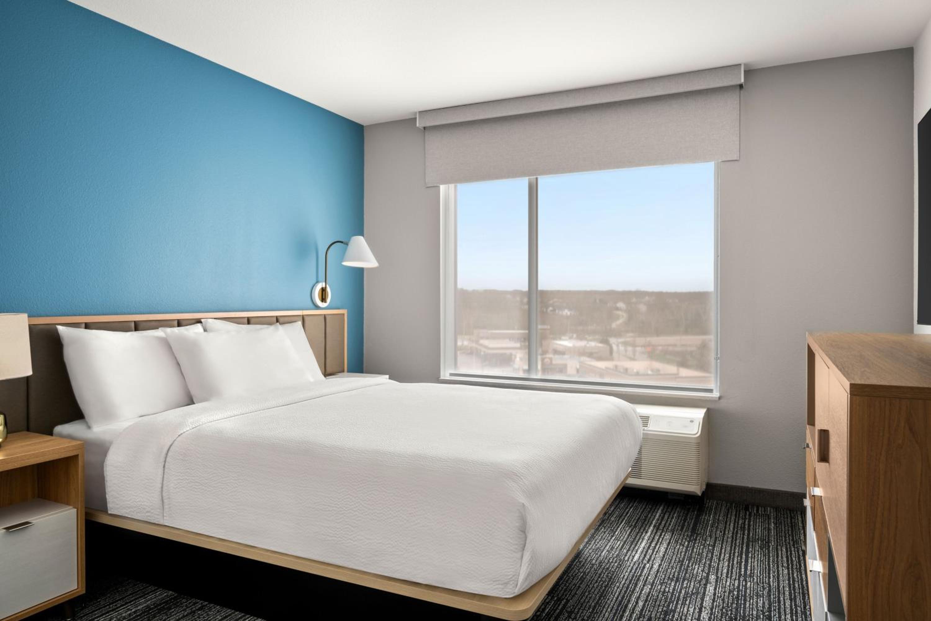 One-Bedroom Queen Suite - Photo 7