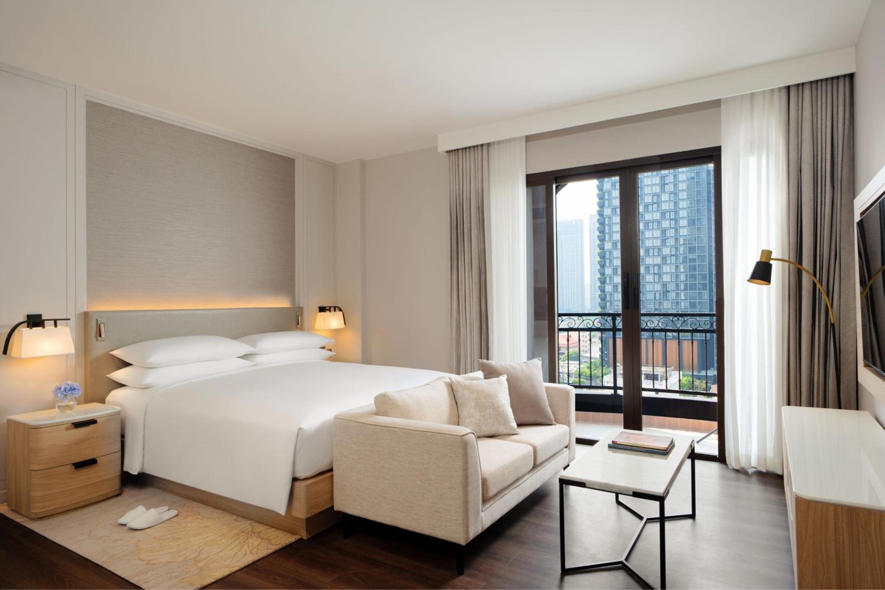 Studio Premier King Room with Balcony