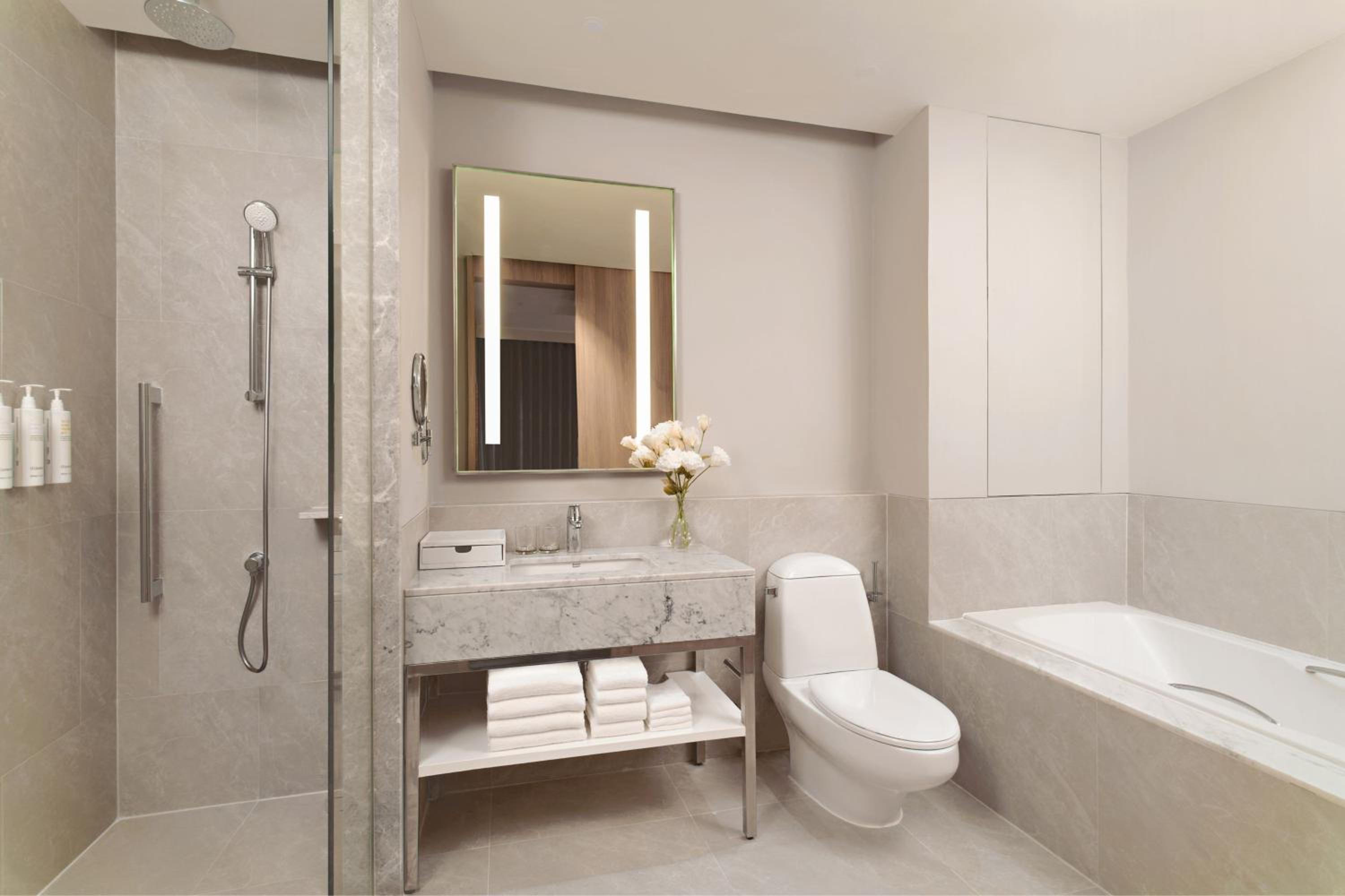 One-Bedroom King Suite with Balcony photo 3