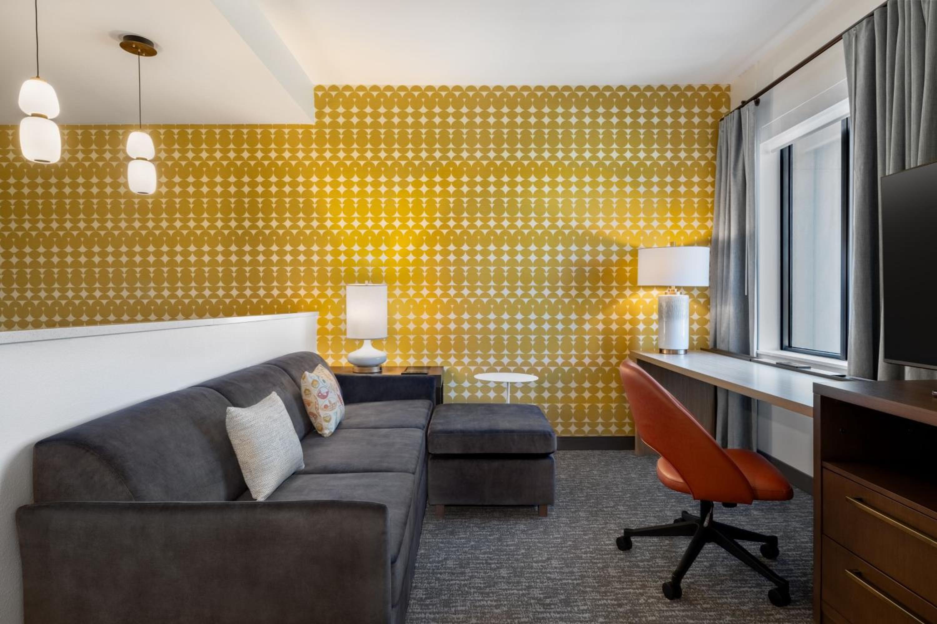 One-Bedroom King Suite with Sofa Bed  - Photo 2