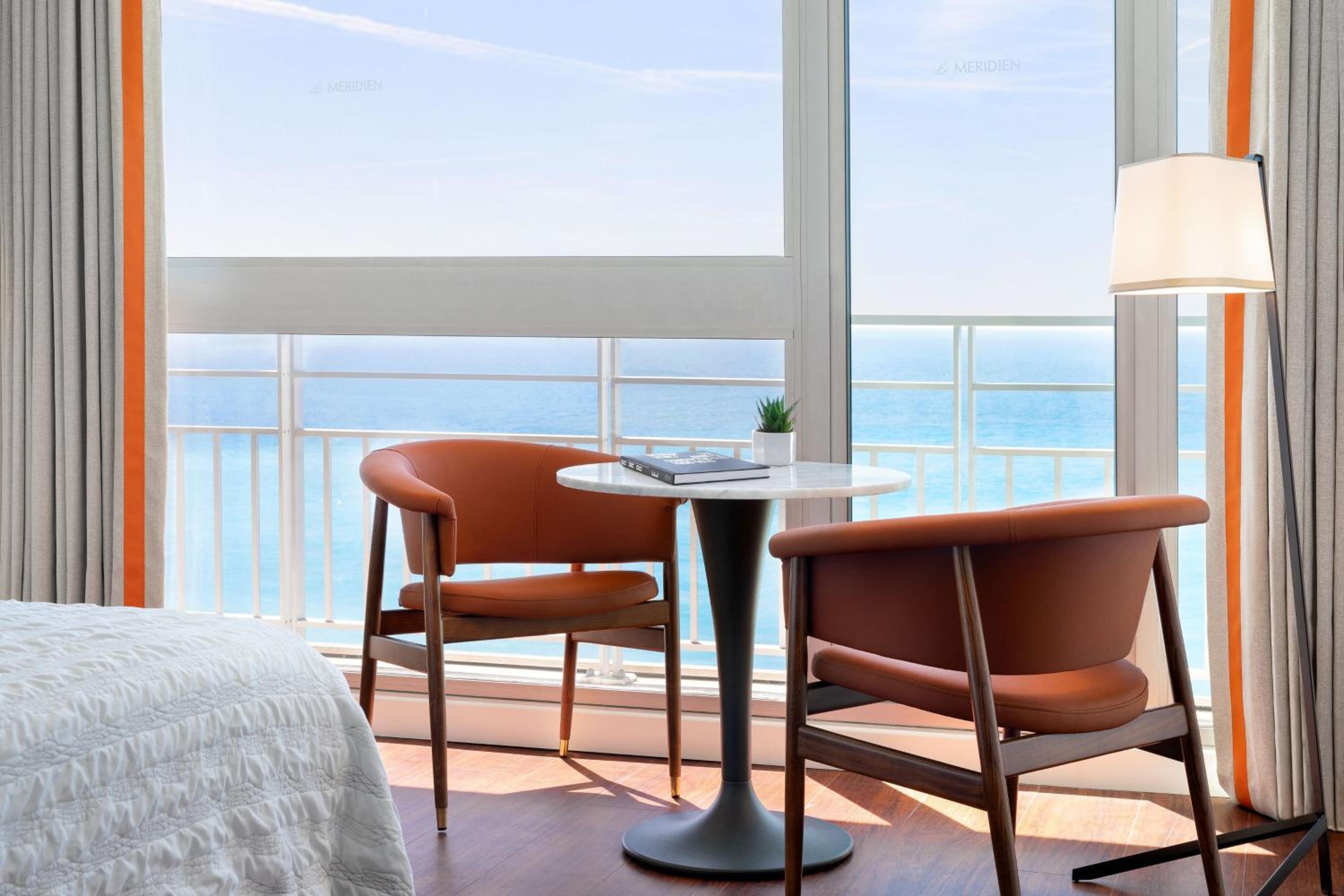 Deluxe room with Sea view, King bed - Photo 2