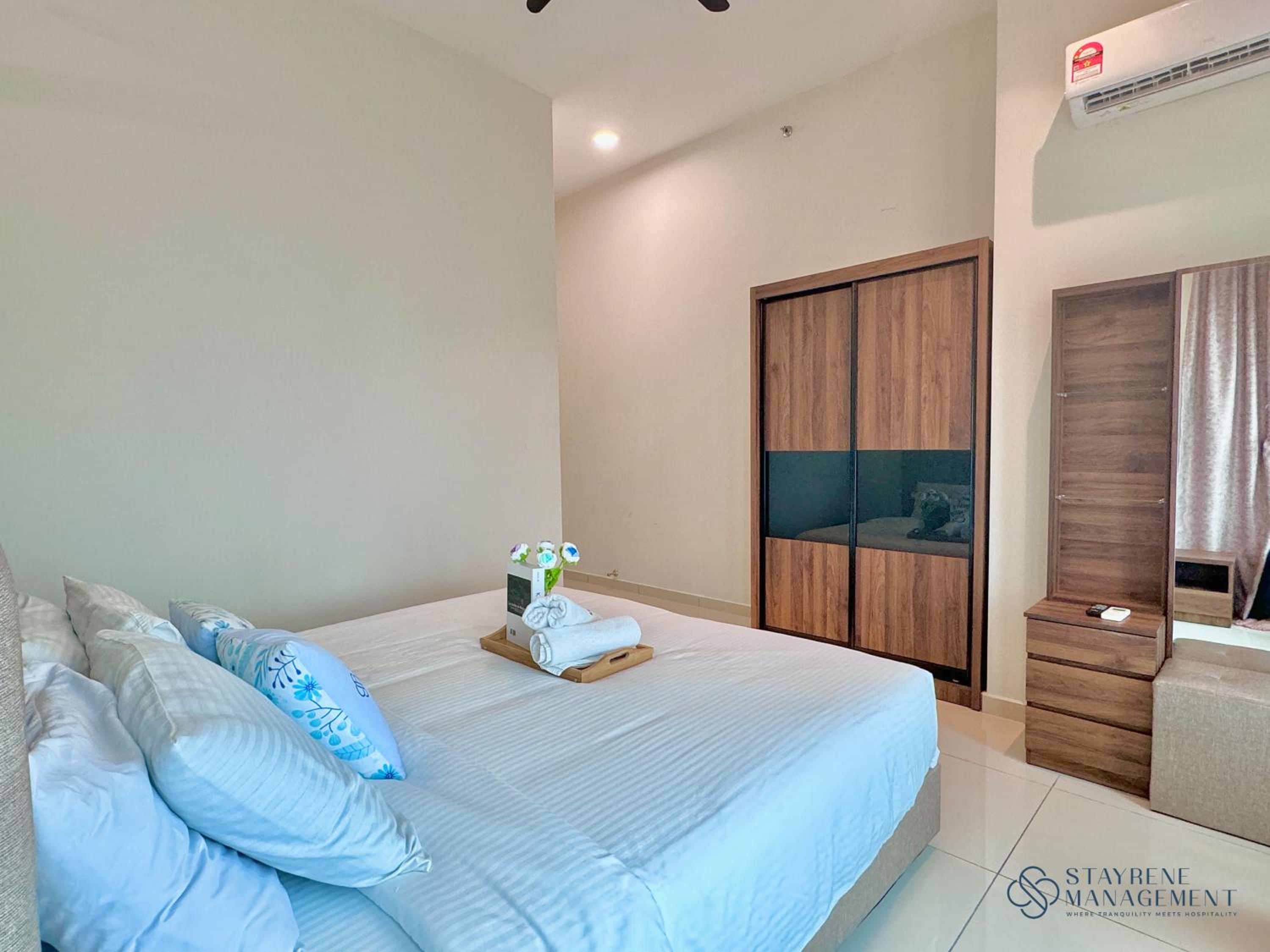 Three-Bedroom Apartment with Balcony - Photo 11