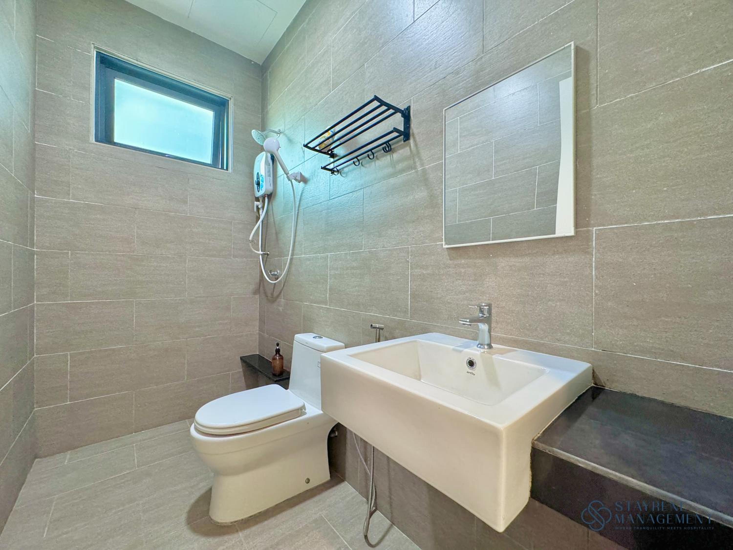 Three-Bedroom Apartment with Balcony - Photo 10