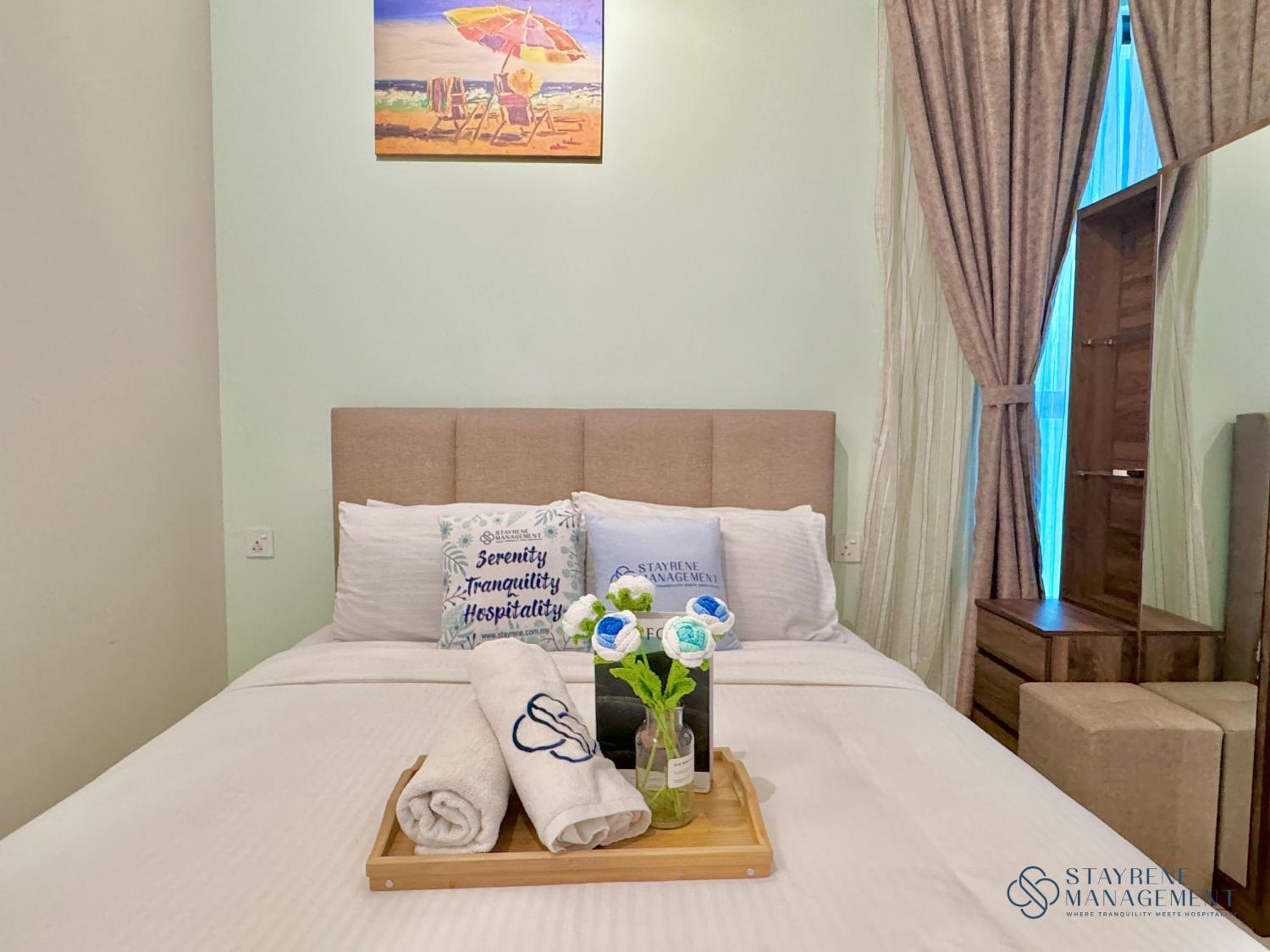 Three-Bedroom Apartment with Balcony - Photo 4