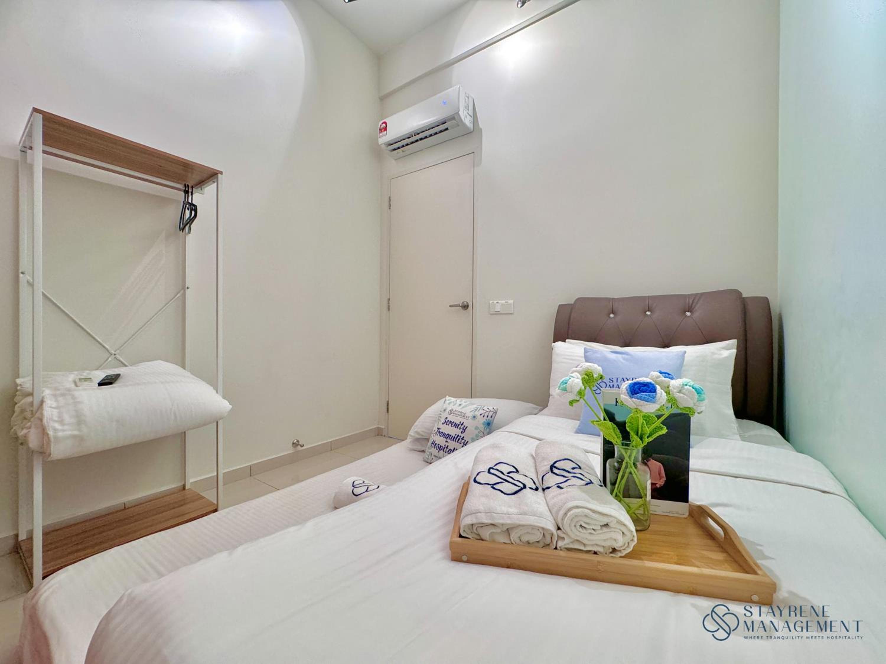 Three-Bedroom Apartment with Balcony - Photo 14