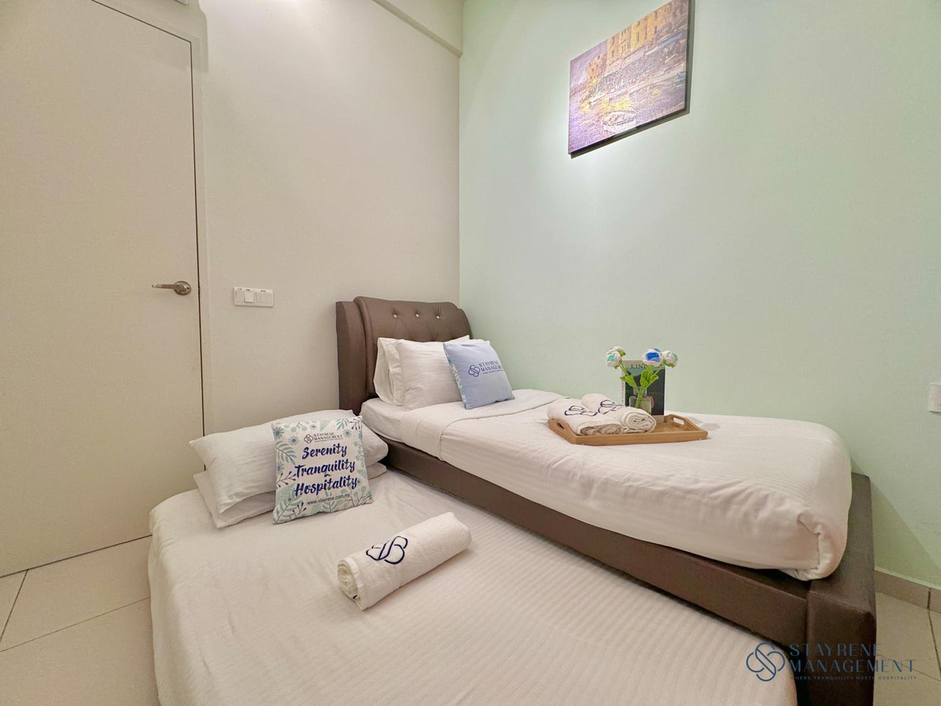 Three-Bedroom Apartment with Balcony - Photo 5