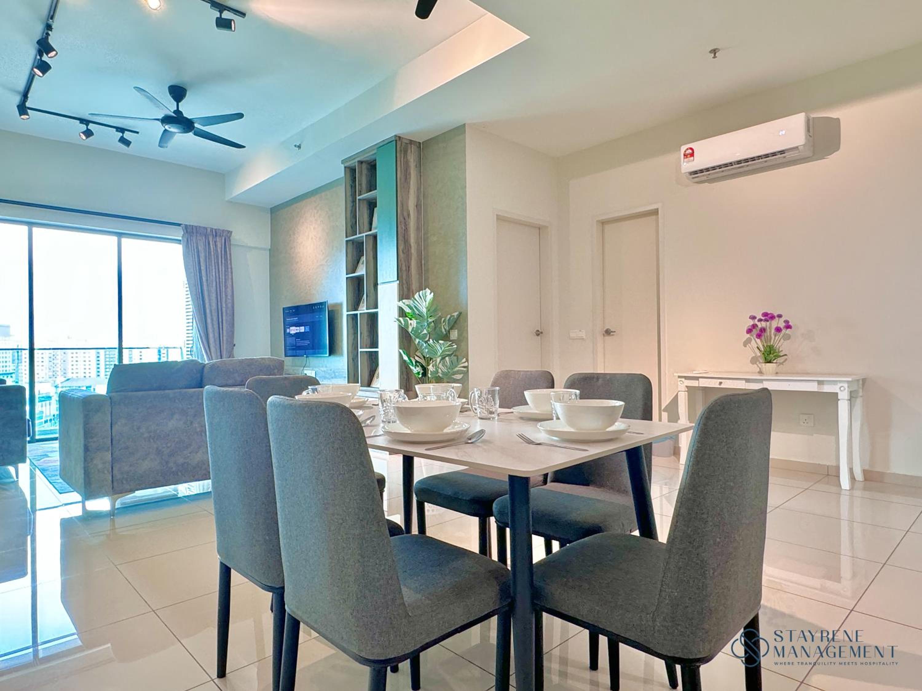 Three-Bedroom Apartment with Balcony - Photo 6