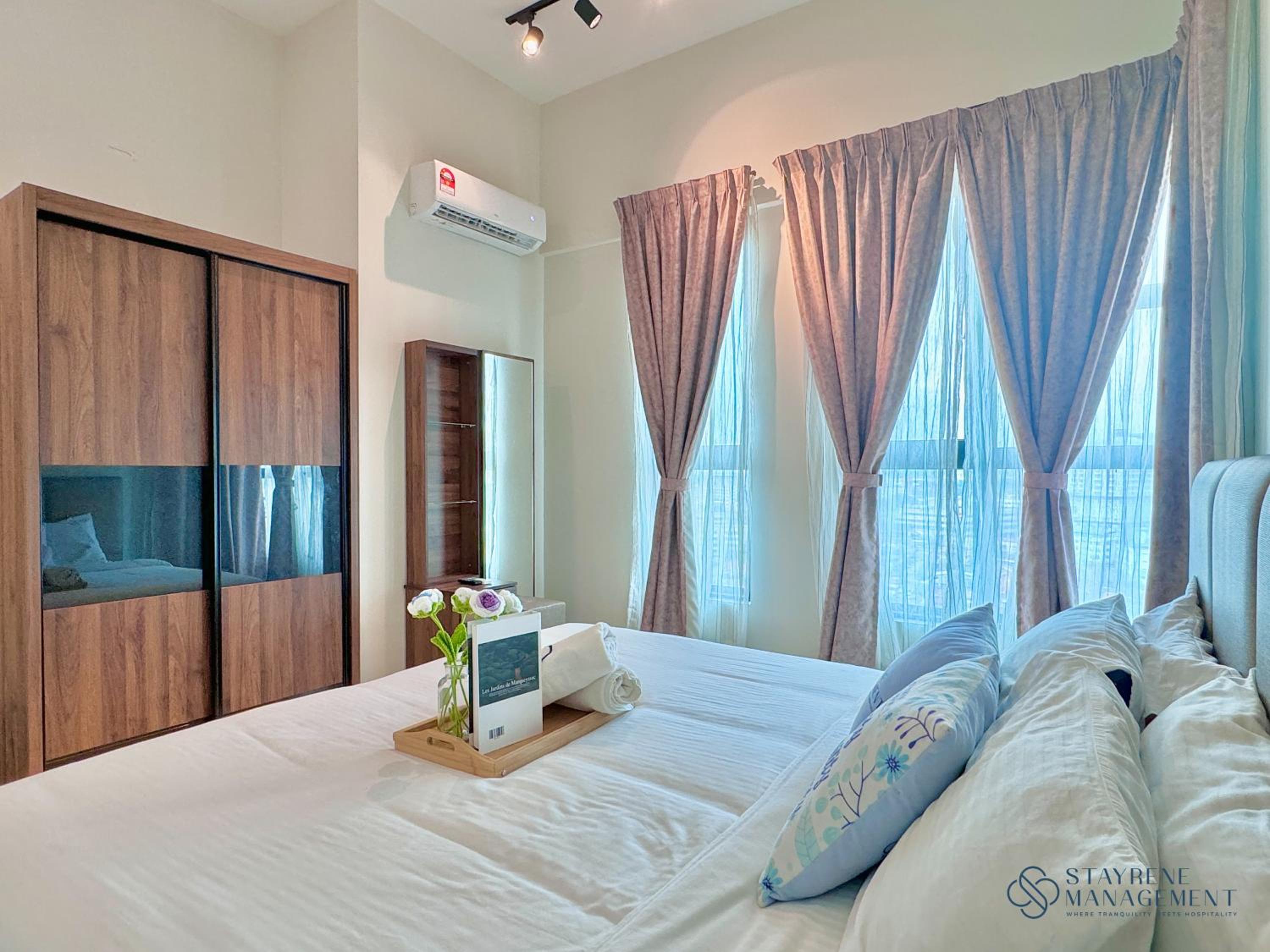 Three-Bedroom Apartment with Balcony - Photo 15