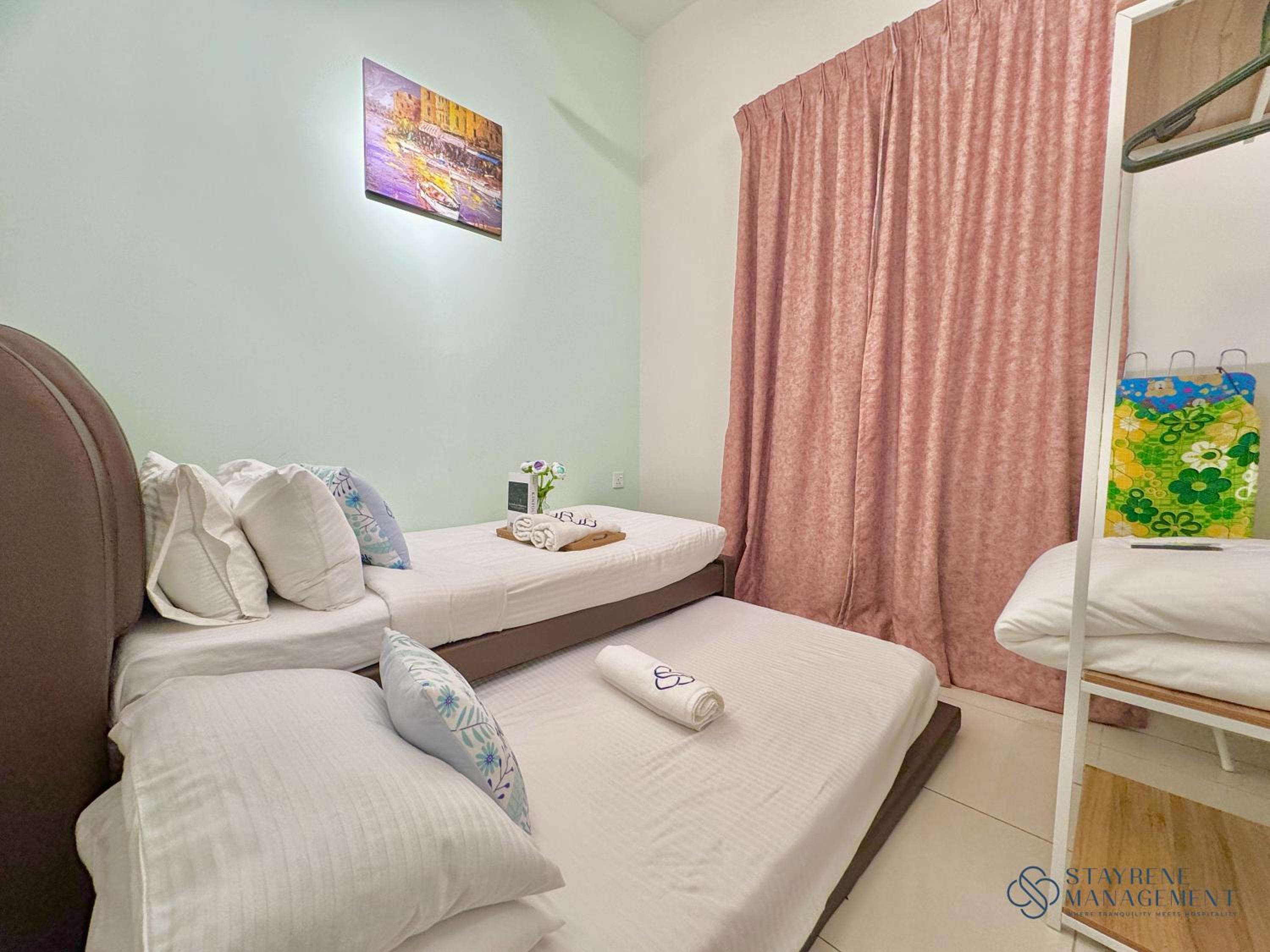 Three-Bedroom Apartment with Balcony - Photo 19