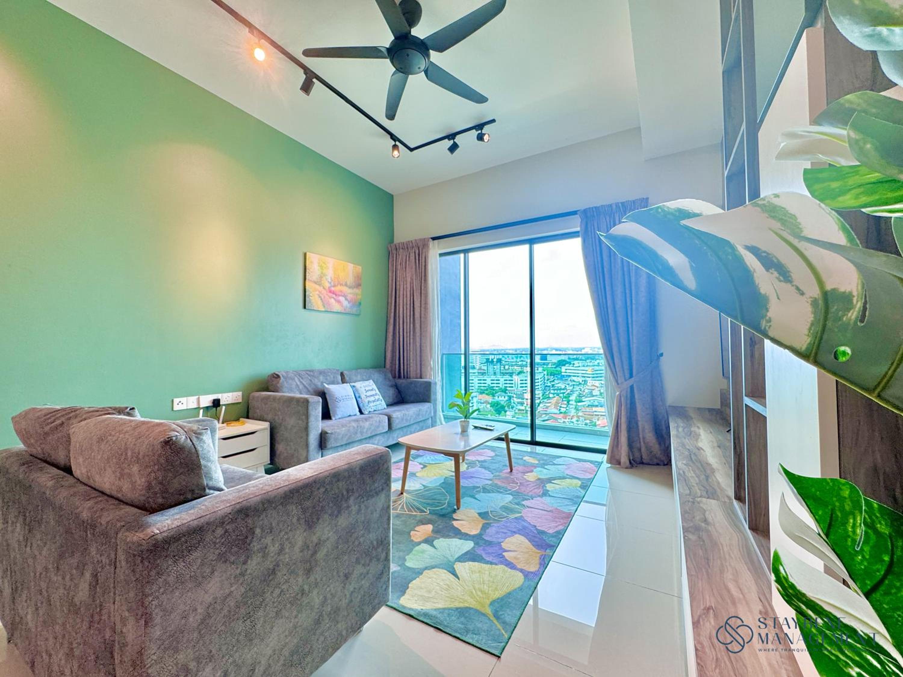 Three-Bedroom Apartment with Balcony - Photo 18