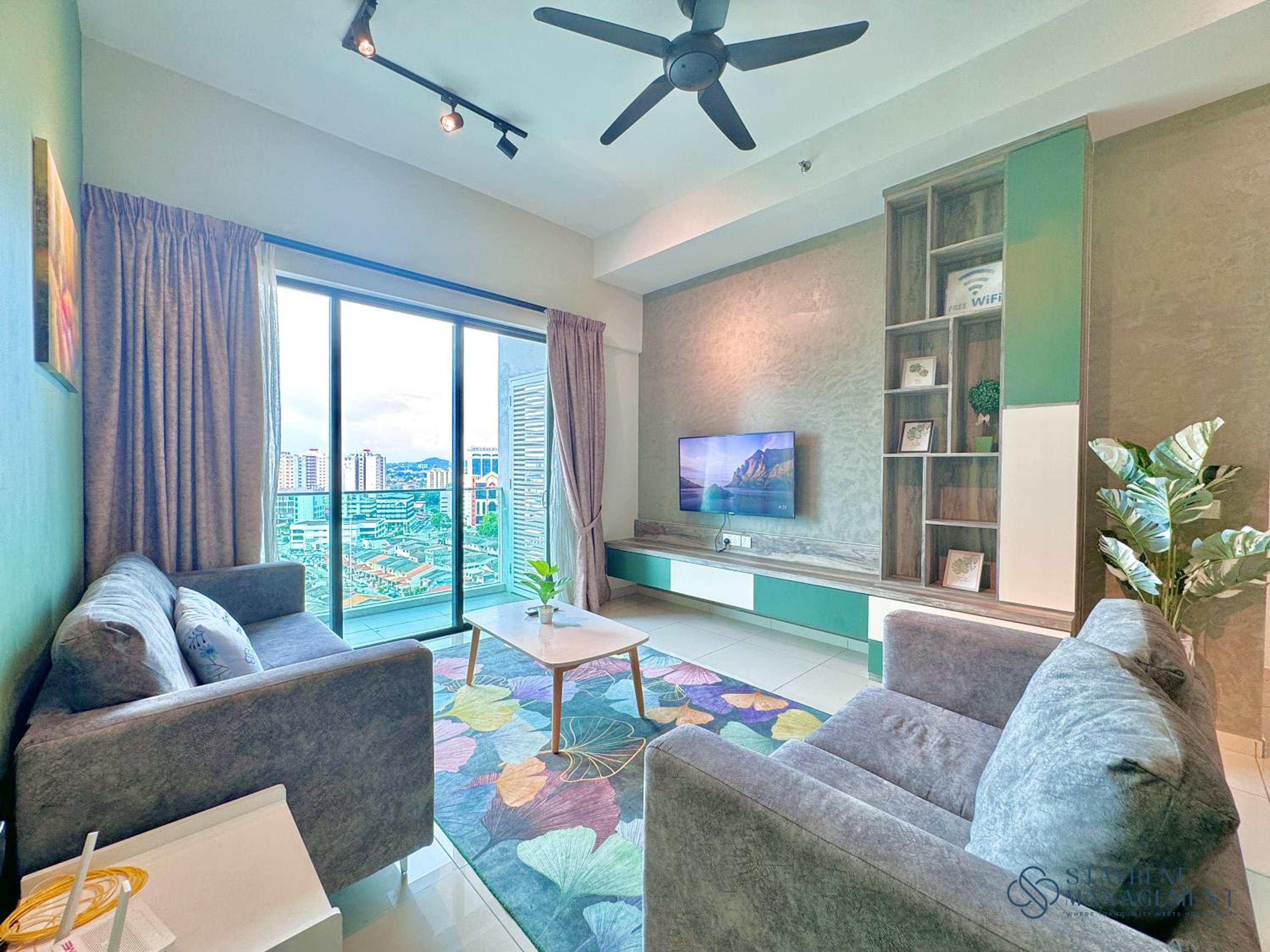 Three-Bedroom Apartment with Balcony - Photo 2
