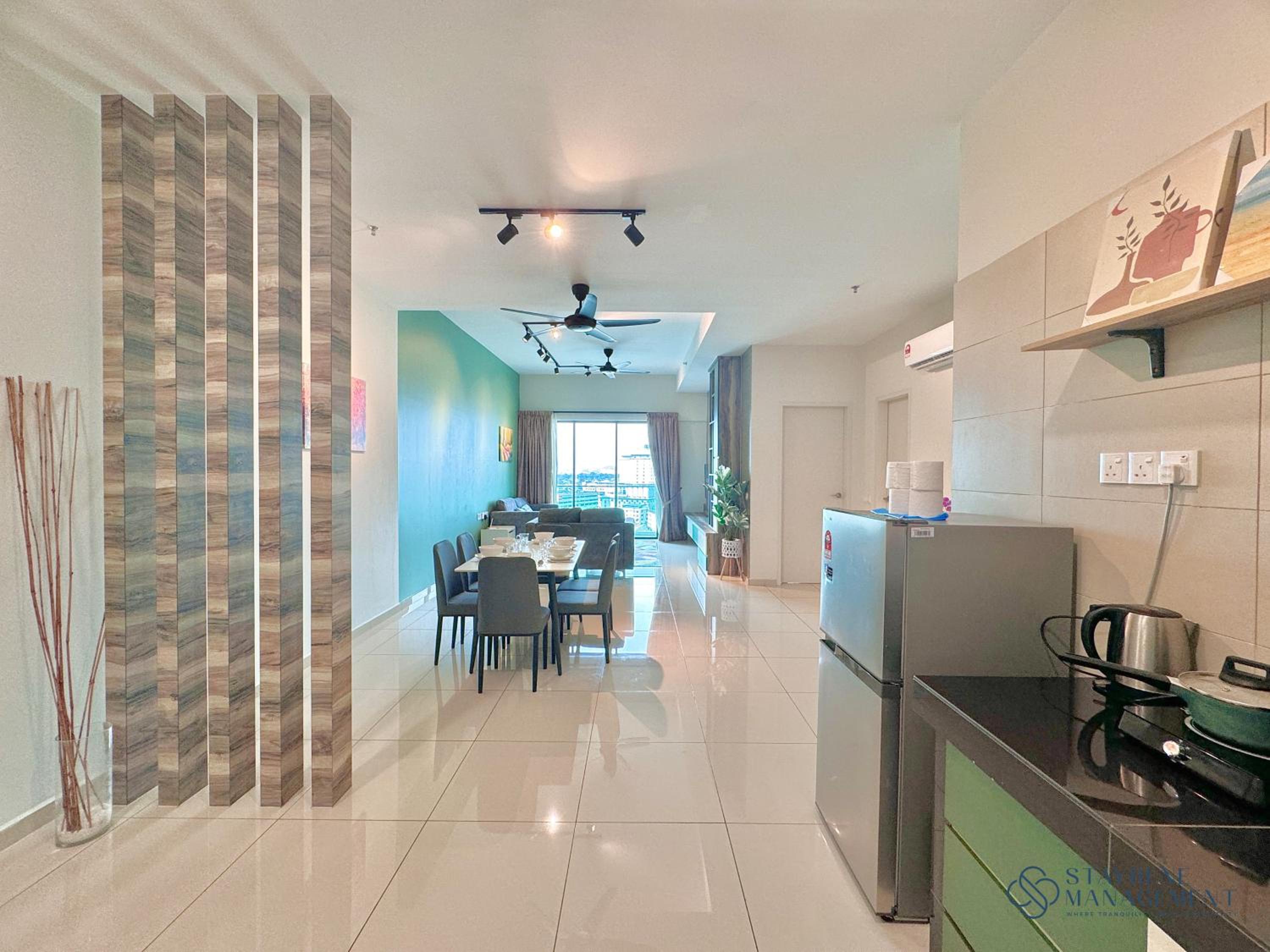 Three-Bedroom Apartment with Balcony - Photo 27