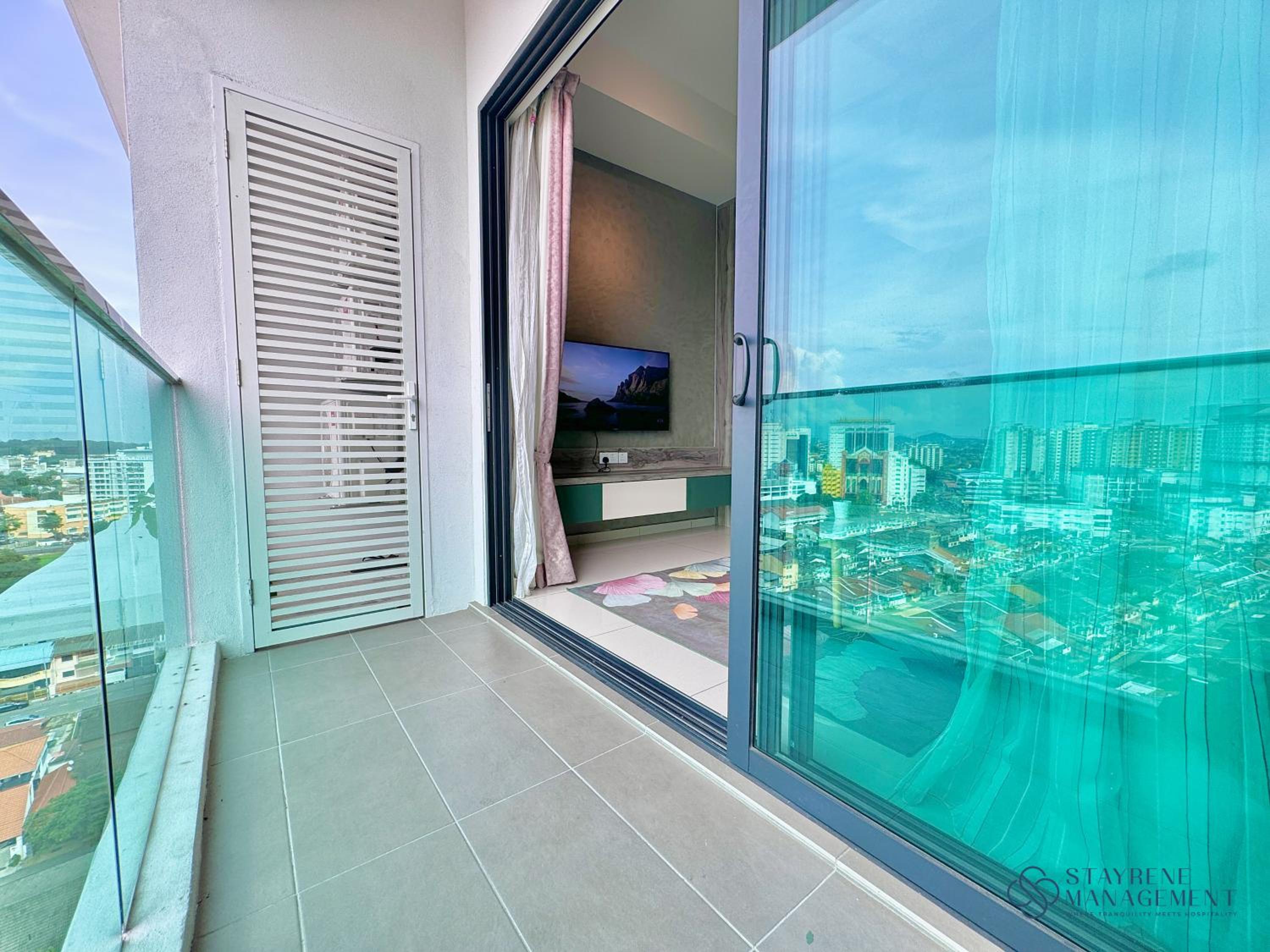 Three-Bedroom Apartment with Balcony - Photo 28