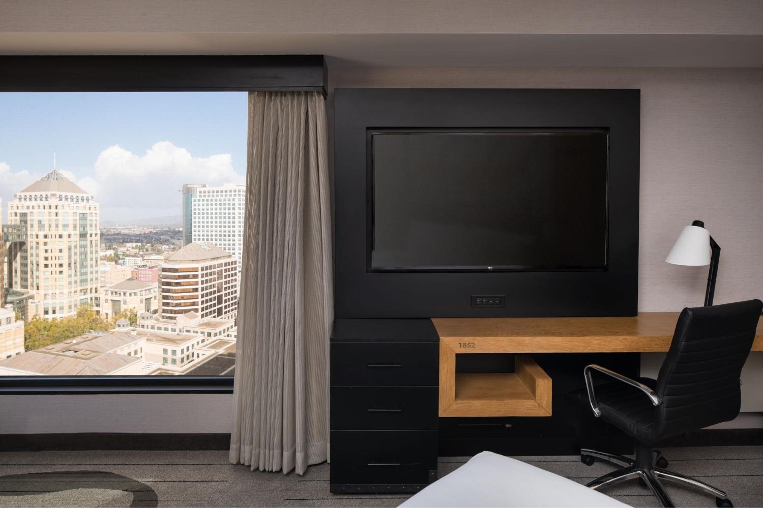 Corner King Room with Bay View - Photo 5