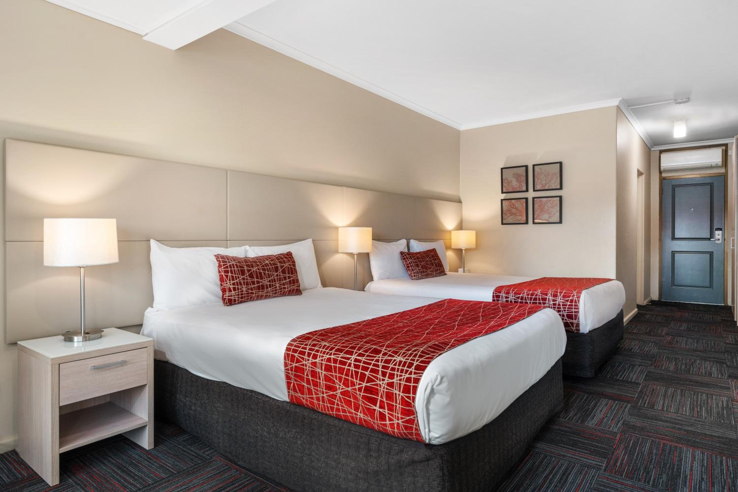 Queen Room with Two Queen Beds - Non-Smoking - Photo 3