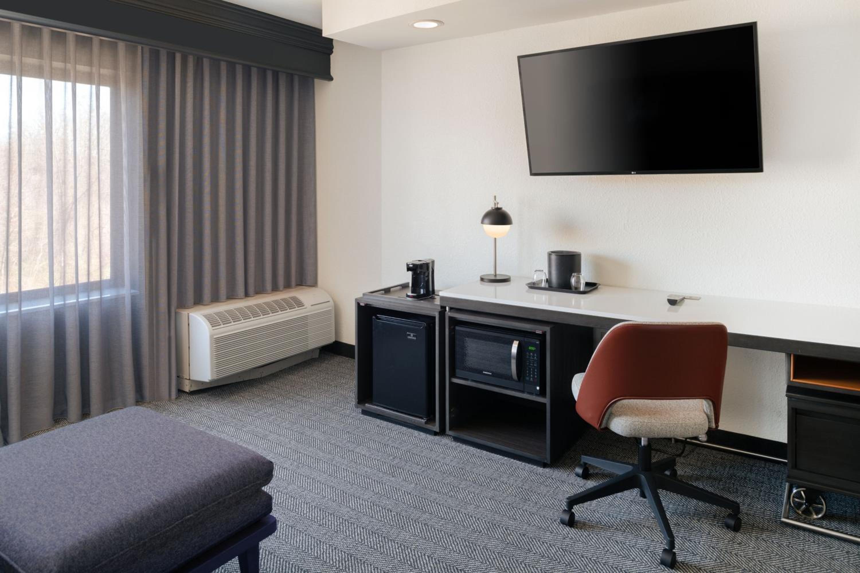 King Room with Sofa Bed - Photo 3