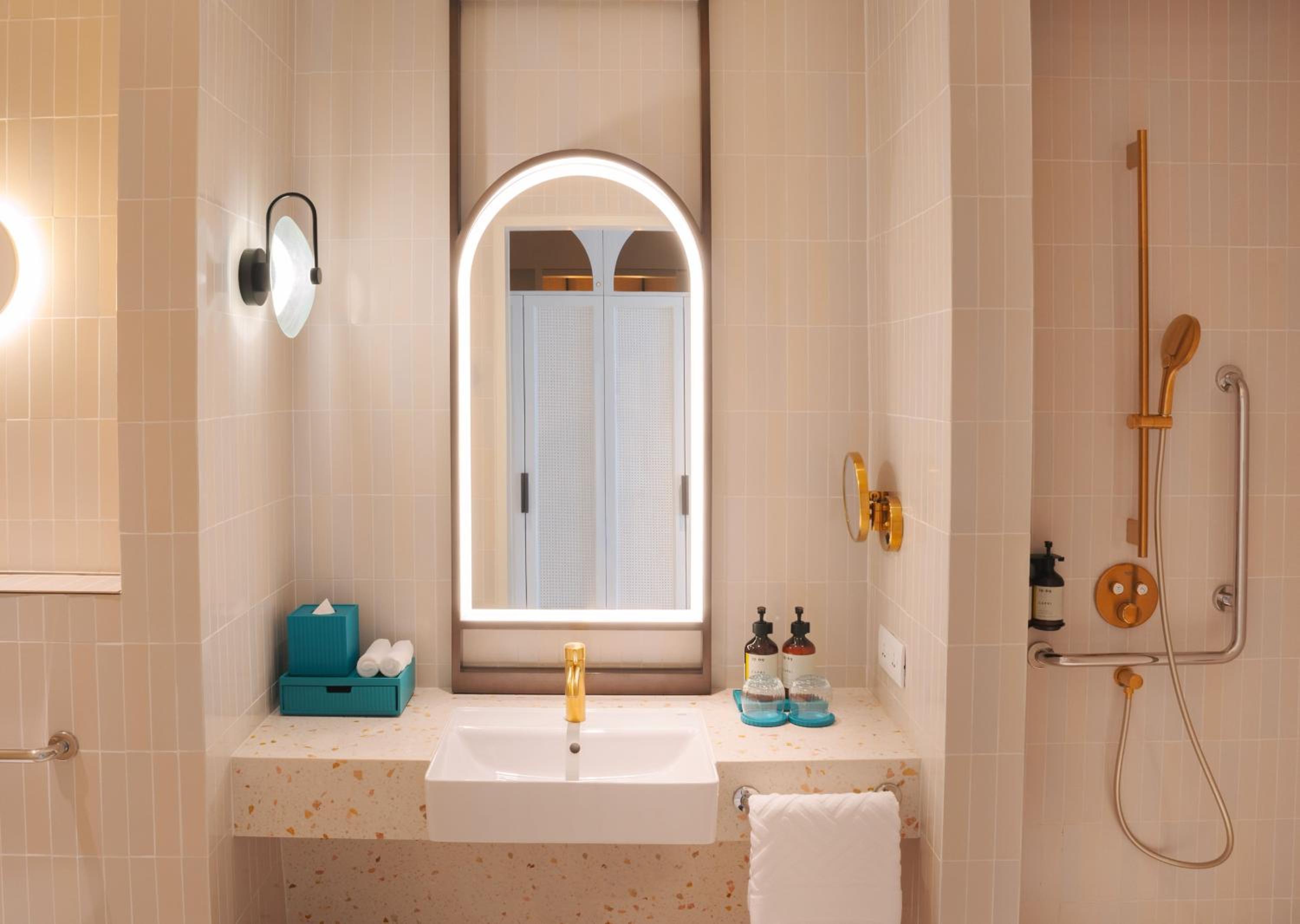 King Room - Mobility Accessible  - Photo 3
