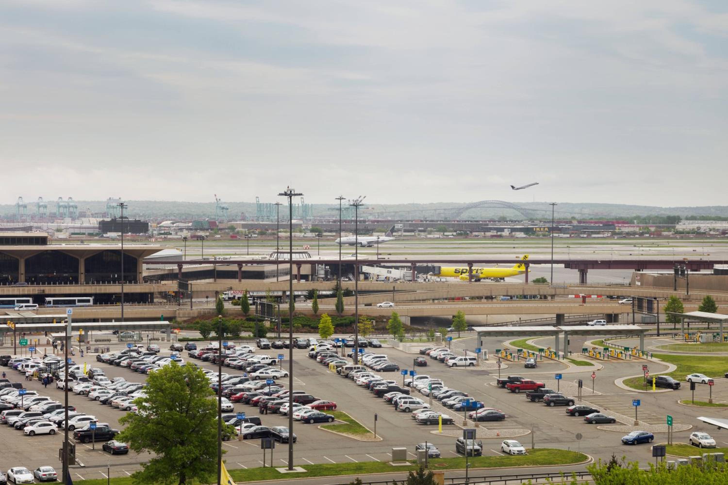 King Room with Airport View - Photo 2
