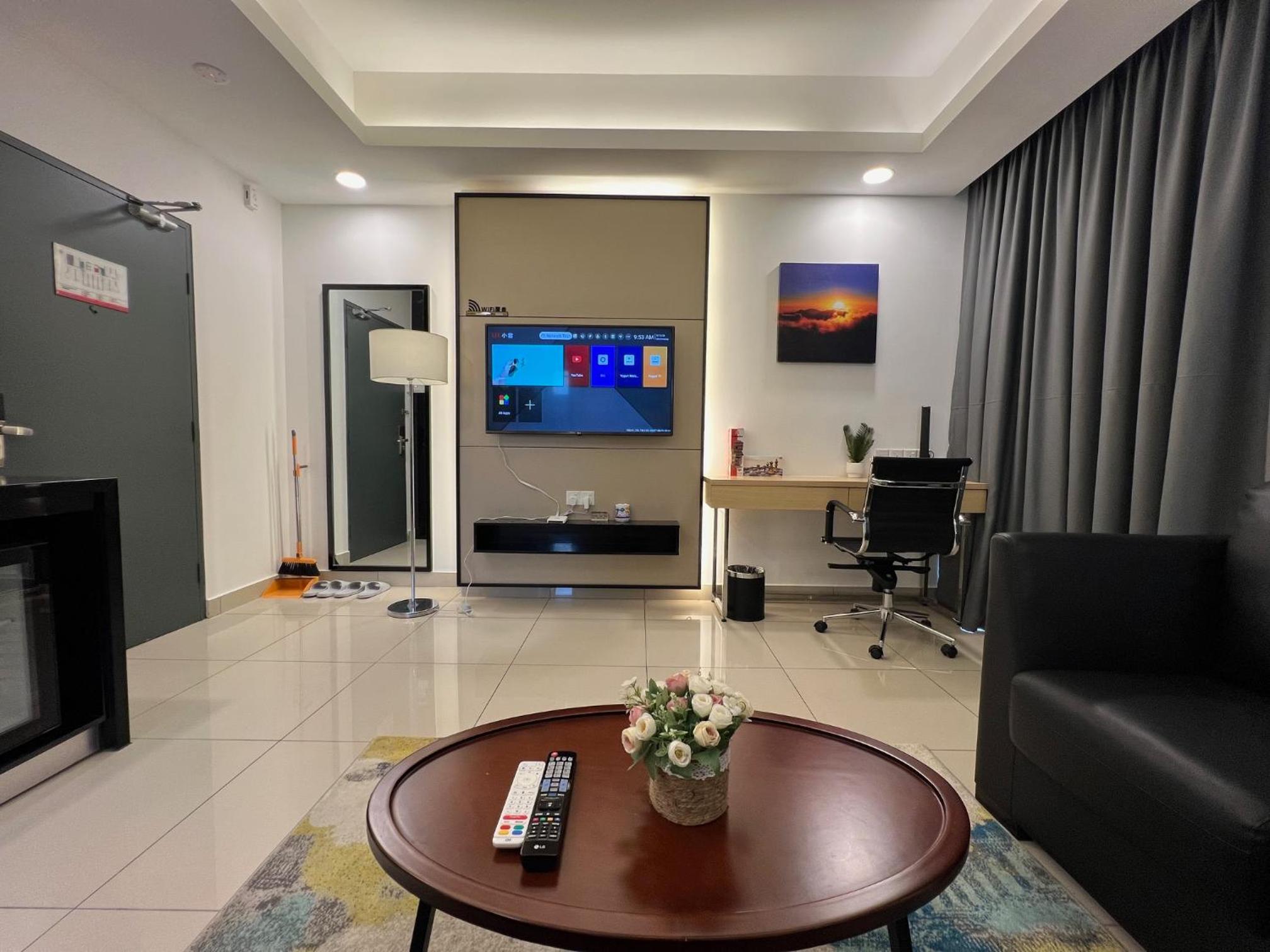 Executive Suite - Photo 2