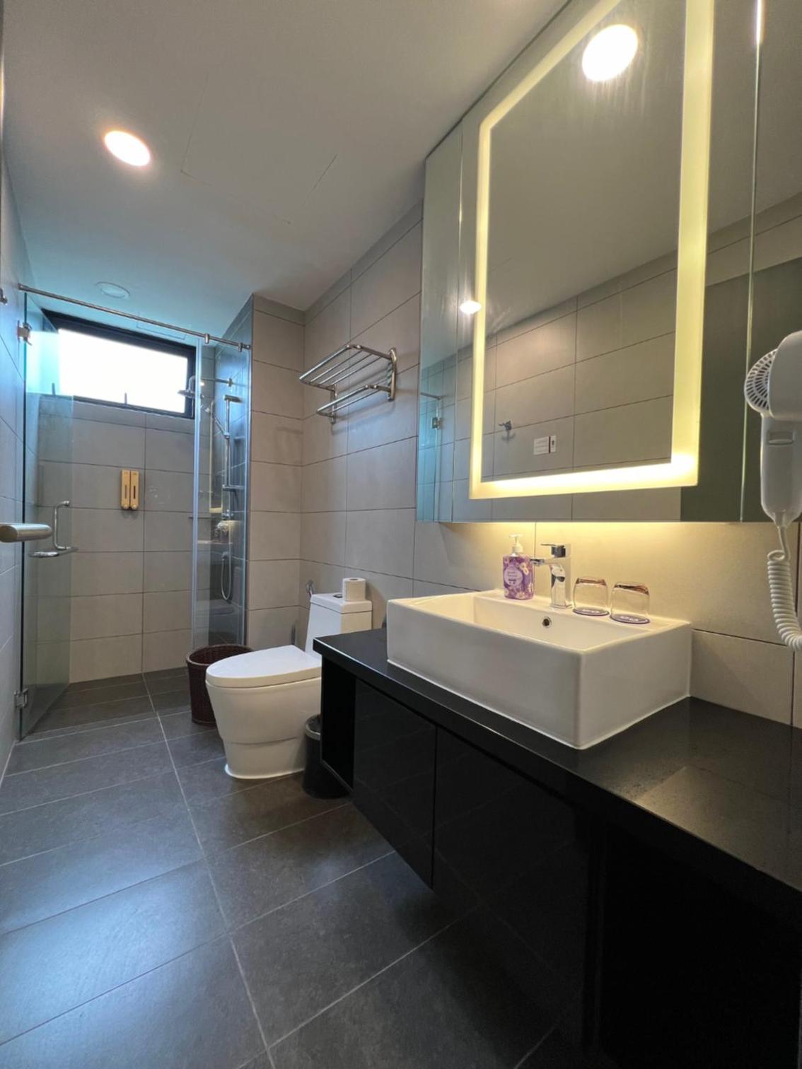 Executive Suite - Photo 5