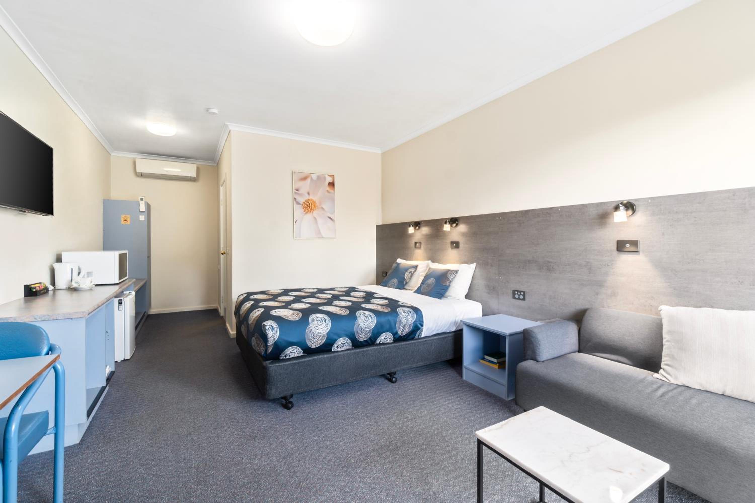 Deluxe Queen Room with Private Bathroom photo 1