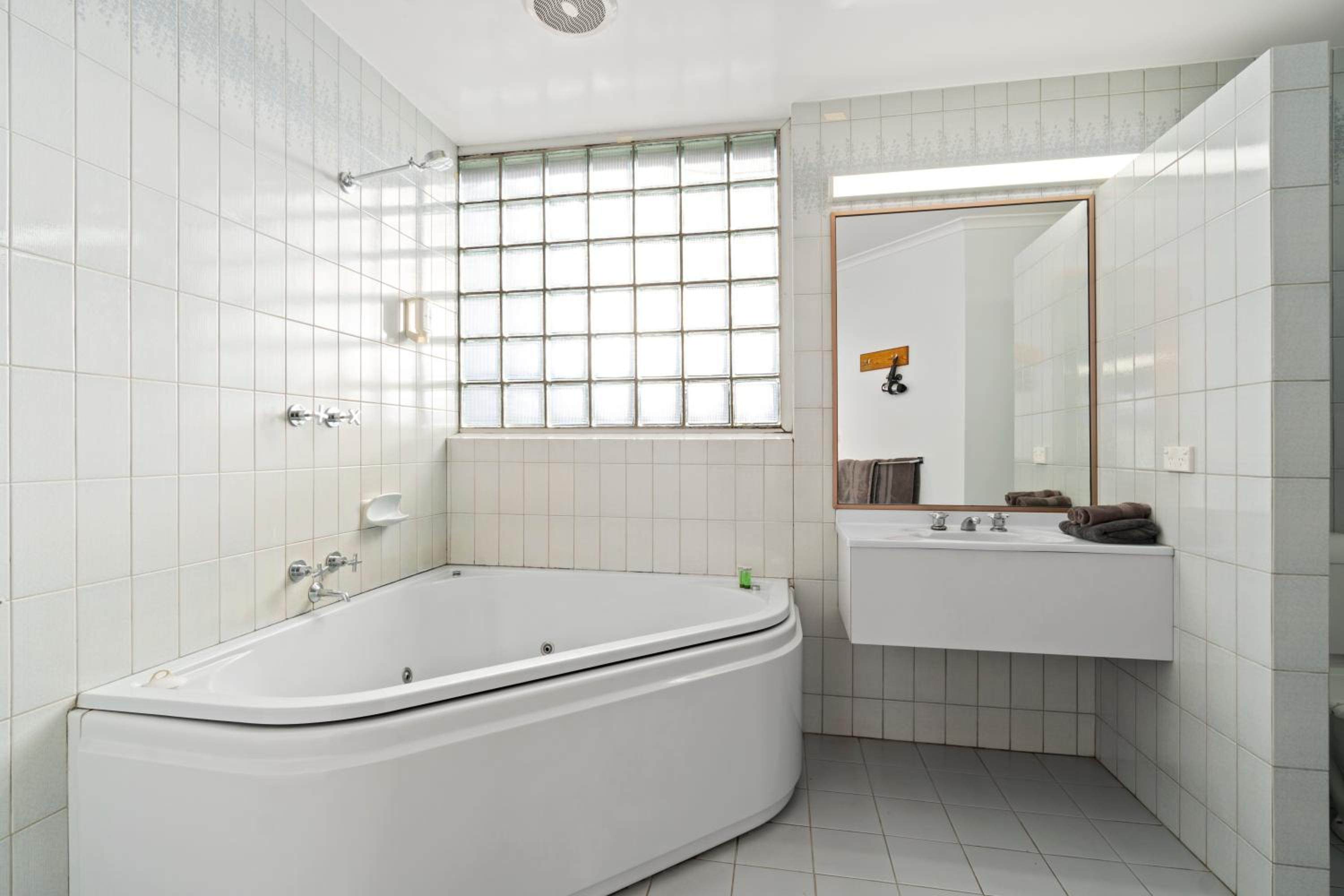 Deluxe Suite with Spa Bath photo 2