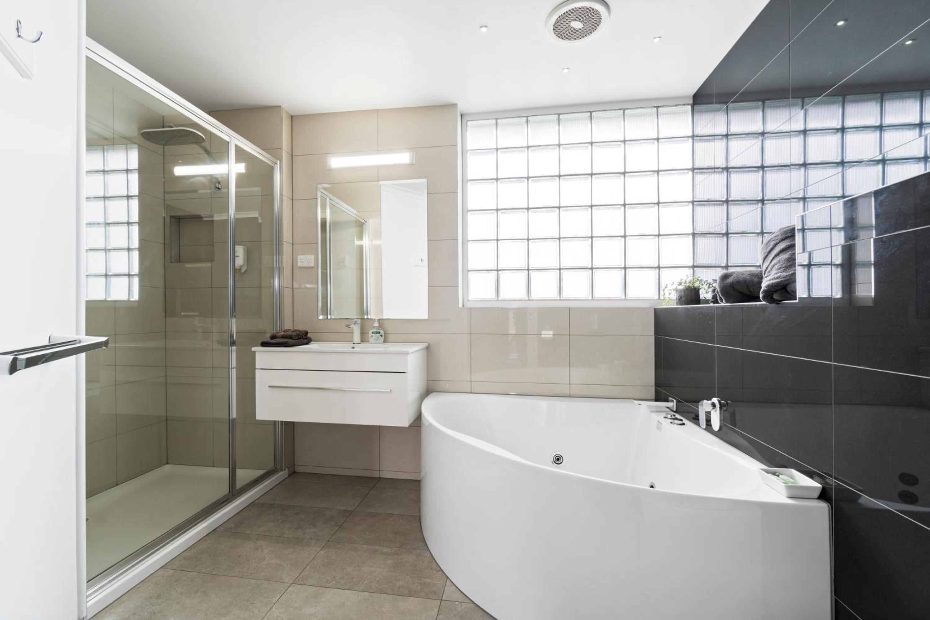 Deluxe Suite with Spa Bath photo 3