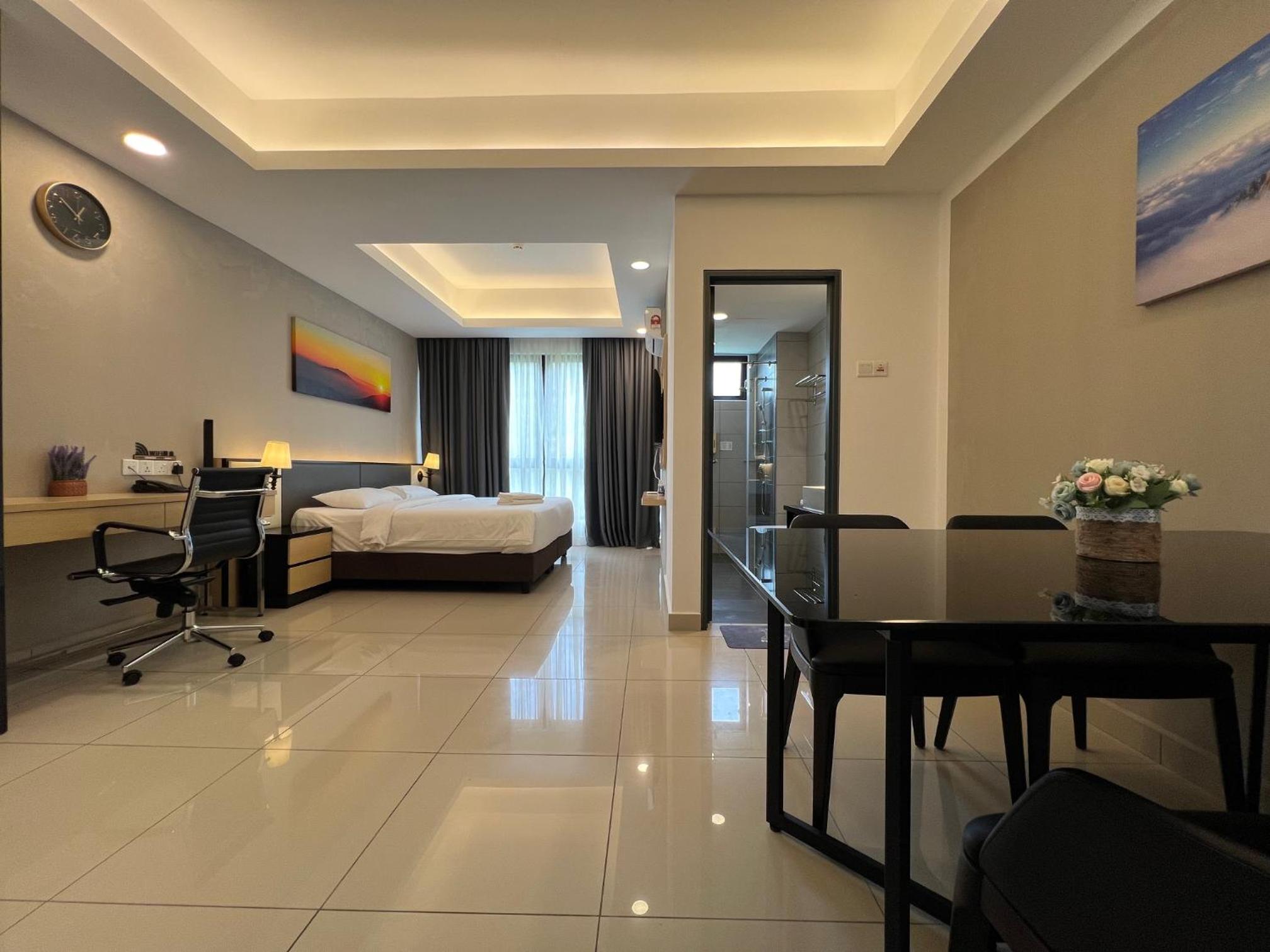 Deluxe King Room - Photo 2