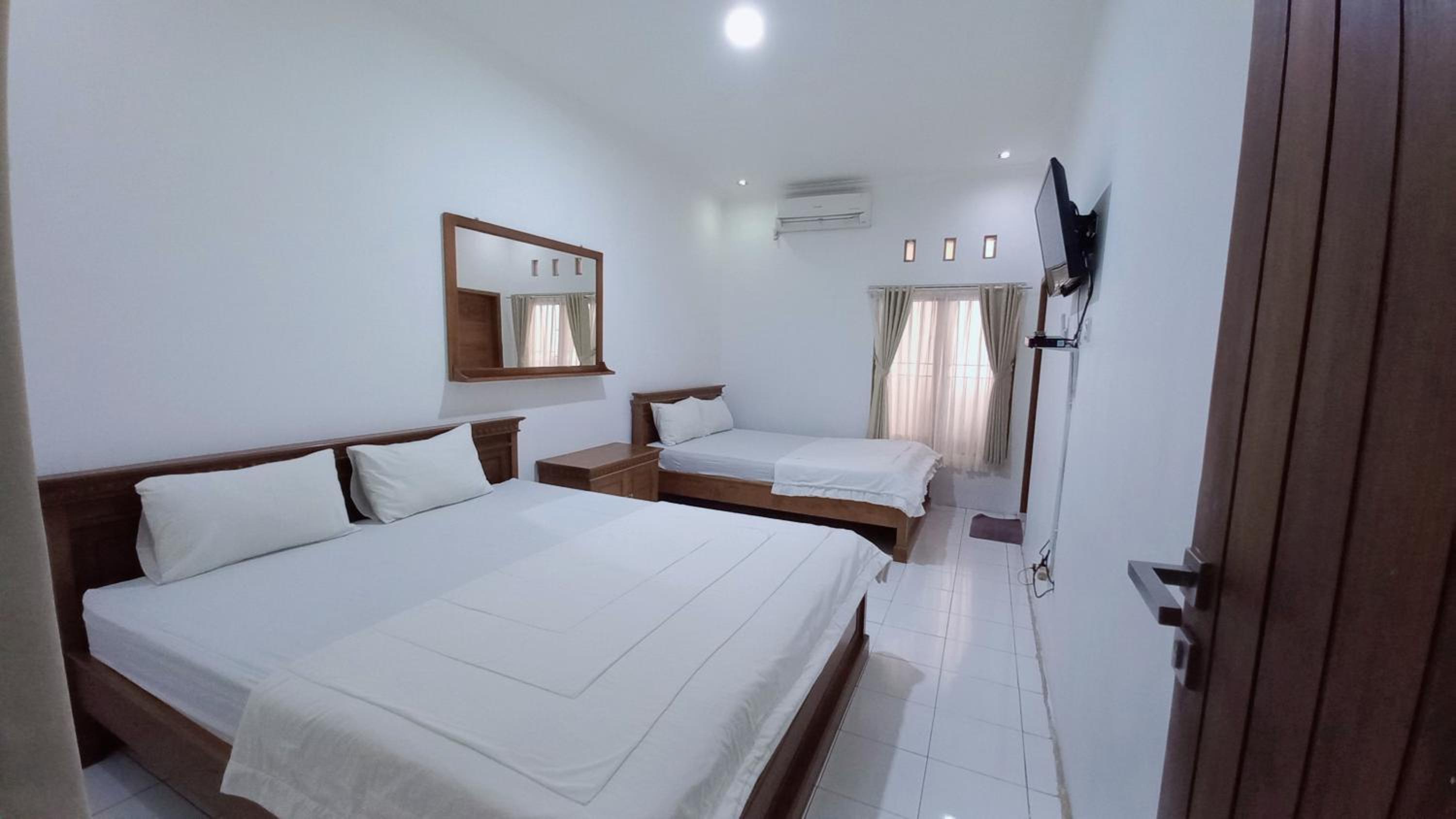 Five-Bedroom House - Photo 1