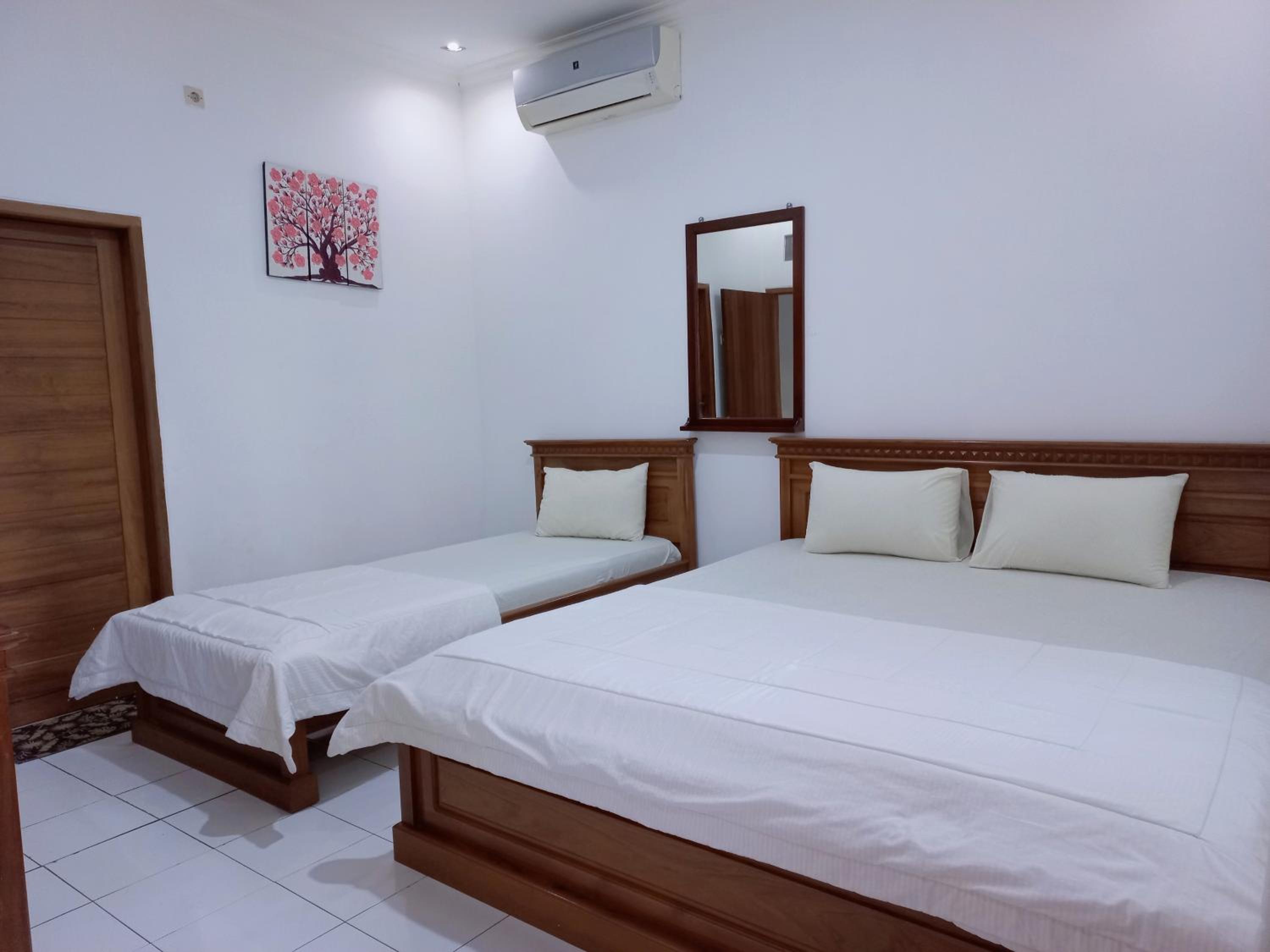 Five-Bedroom House - Photo 10