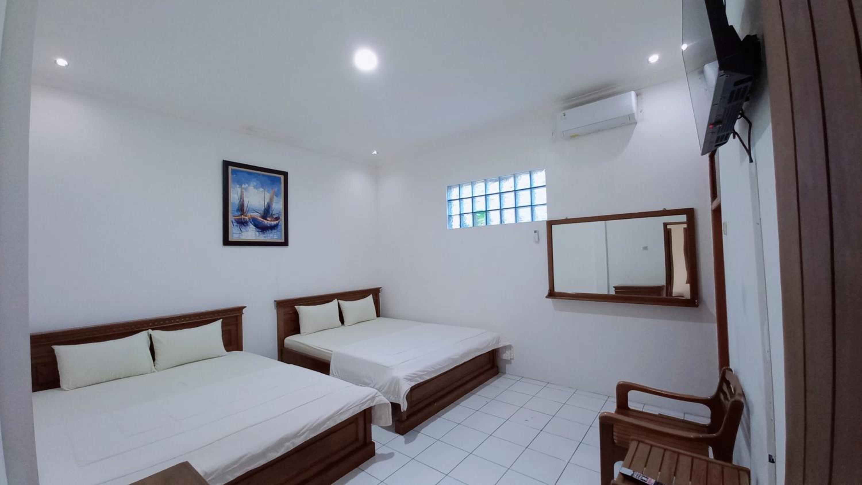 Five-Bedroom House - Photo 8